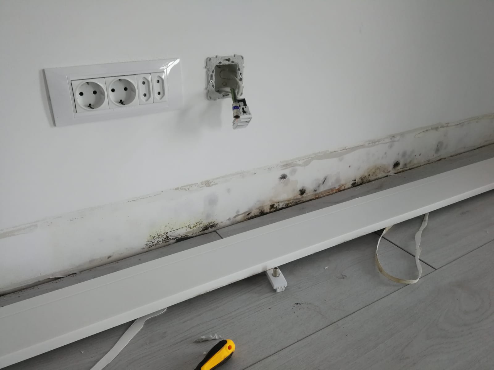 Scandal într-un complex rezidențial de lux din Capitală. Proprietarii au primit somații din partea furnizorilor de utilități: „Stau în mașini de sute de mii de euro, dar nu-și plătesc întreținerea apartamentului”