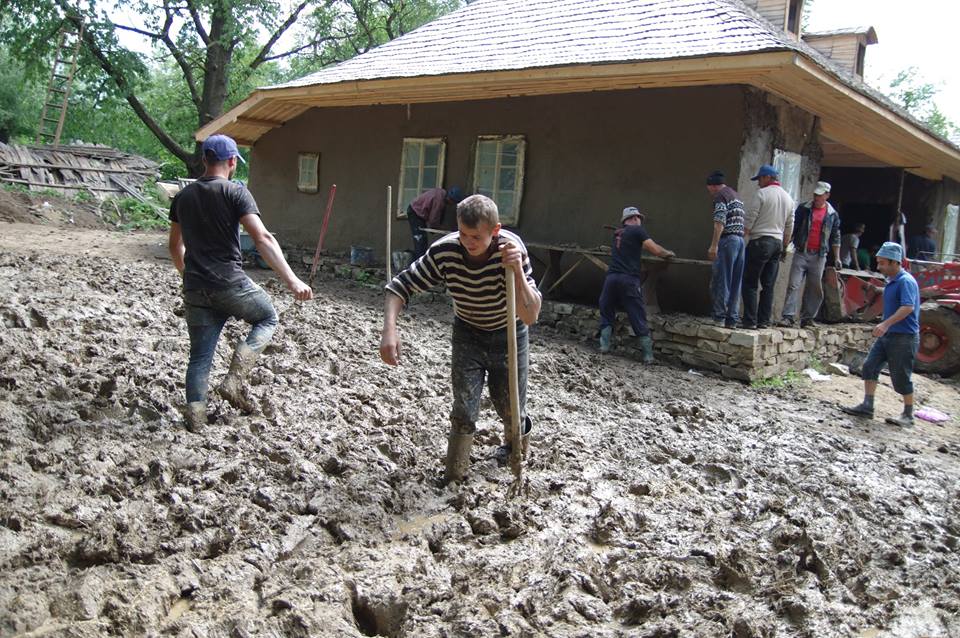 Clacă la casa lui George Enescu! Voluntarii au reparat pereții cu mâinile goale