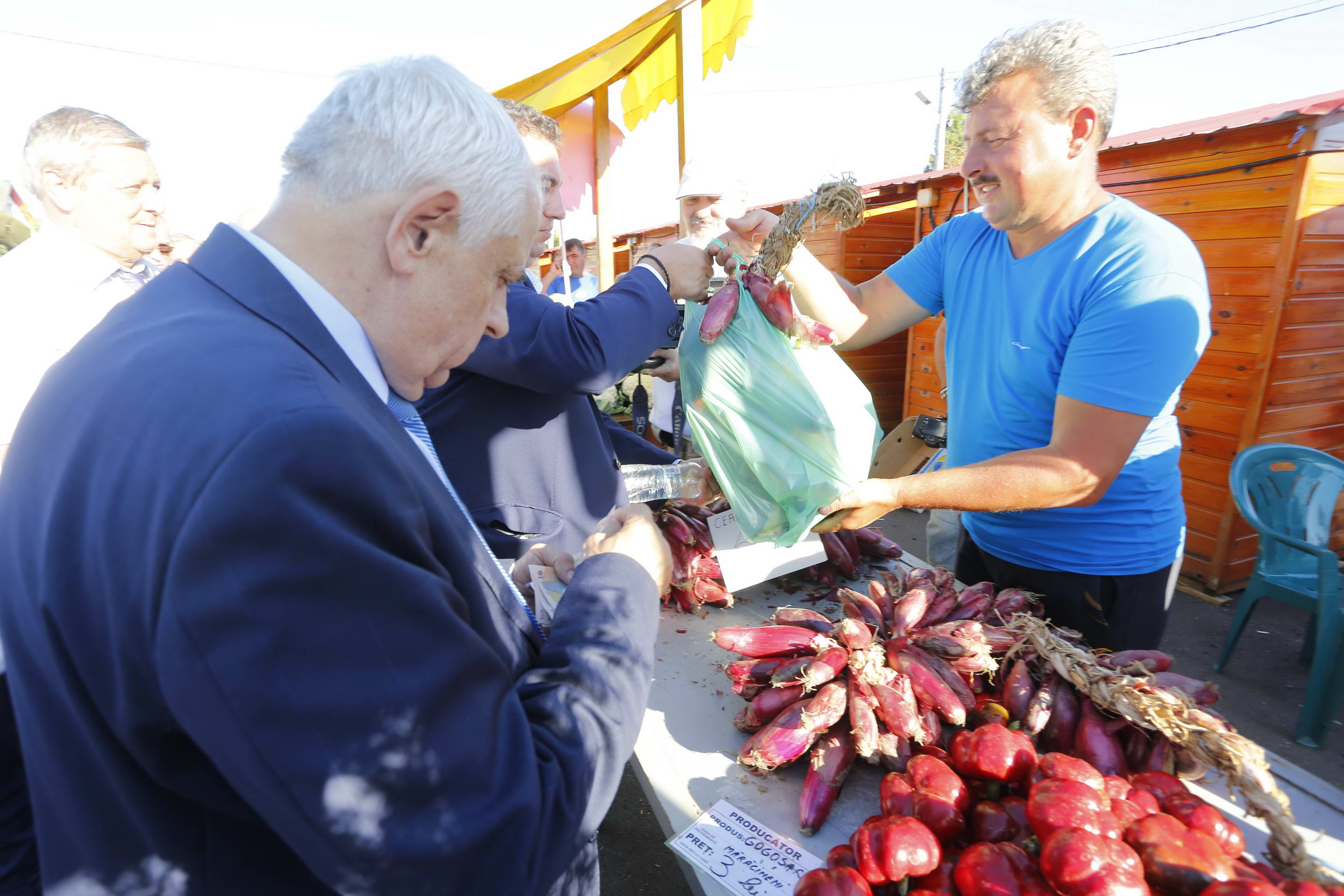 FOTOREPORTAJ/ Daea și-a cumpărat la un târg de la Buzău o căsuță artizanală, săpun de lavandă, turtă dulce, dar și ceapă și usturoi. A refuzat, în schimb, o sticlă de coniac de nuci