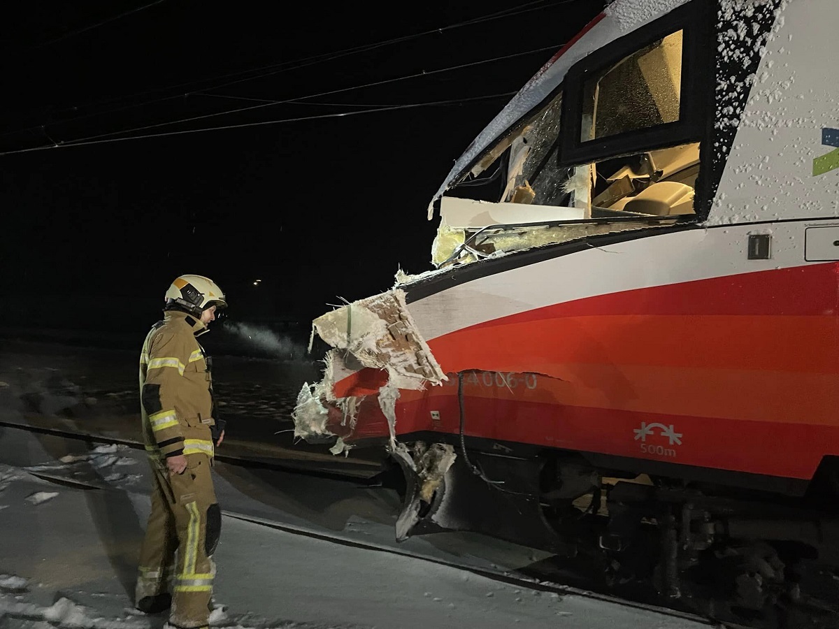 Un tren a intrat cu 90 km/h într-un camion blocat în zăpadă pe calea ferată și abandonat de șofer, în Austria