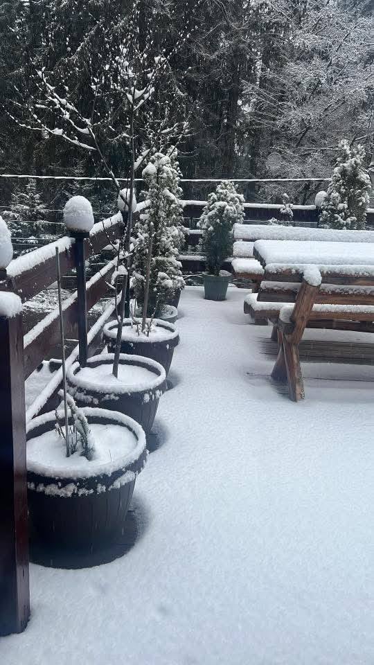 Strat de zăpadă în mai multe orașe montane, cu o zi înainte de minivacanța de 1 Mai. Zonele afectate de ninsoare și ger