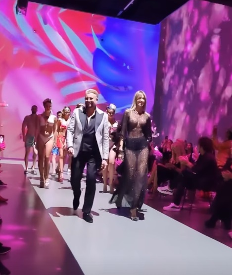 Imagini cu Gabriela Prisăcariu într-o rochie transparentă, fără sutien. Ce părere are Dani Oțil: „Când Cătălin Botezatu mă prinde, mă dezbracă”