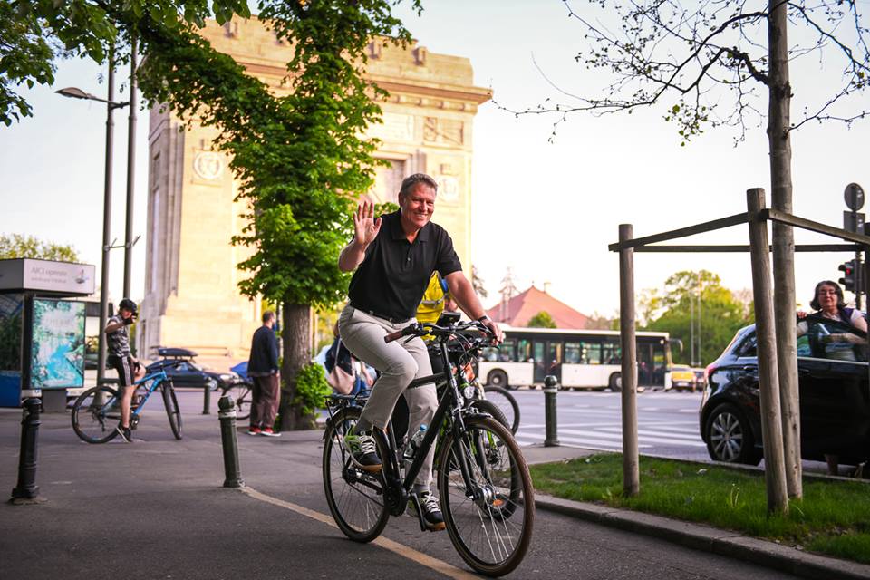 Klaus Iohannis, declarații despre principalele dosare politice, la o plimbare cu bicicleta (FOTO)