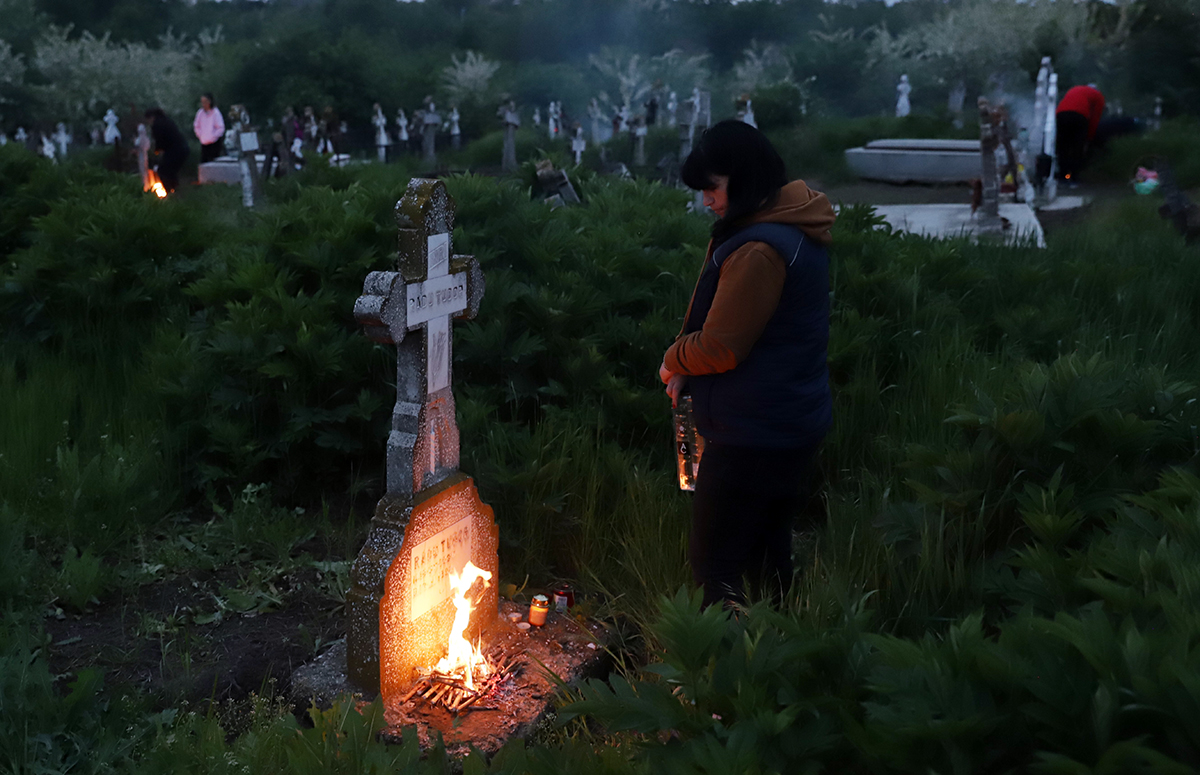De ce aprind sătenii din Copaciu focul lângă morminte în Joia Mare. „Cu câțiva ani în urmă, aveai impresia că a luat foc cimitirul”