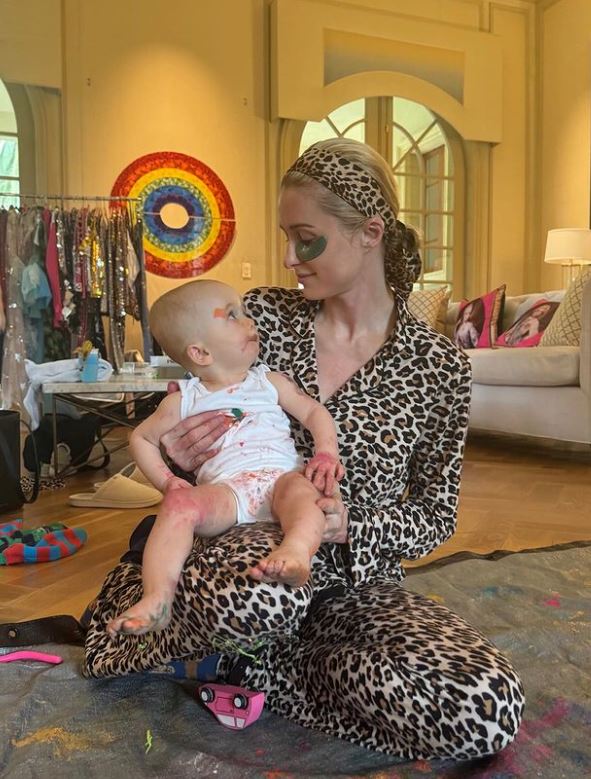 Paris Hilton are o fetiță, după ce a apelat la o mamă surogat. A ales un nume inedit pentru cel de-al doilea copil