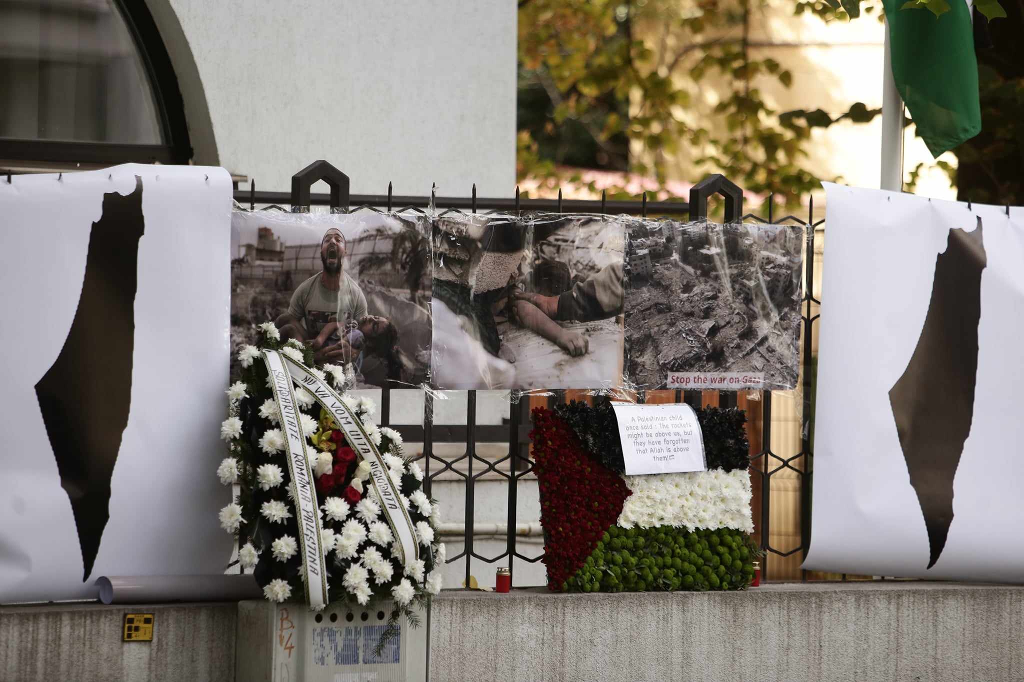 Reprezentanți diplomatici din circa 20 de state își exprimă solidaritatea cu poporul palestinian, la o manifestație în fața Ambasadei Palestinei la București