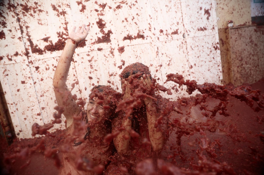 20.000 de oameni s-au bătut cu 130 de tone de roșii, la tradiționalul festival Tomatina din Spania