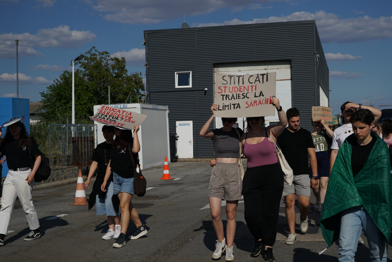 Daniel David îi sfătuiește pe studenții care protestează față de tăierile burselor să-și ia un job part-time: „Noi nu avem cultura asta”
