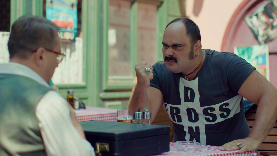 La proba pentru rolul Ariciu’, din Liber ca pasărea cerului, actorul Adrian Anghel  i-a rupt regizorului un scaun de epocă | FOTO