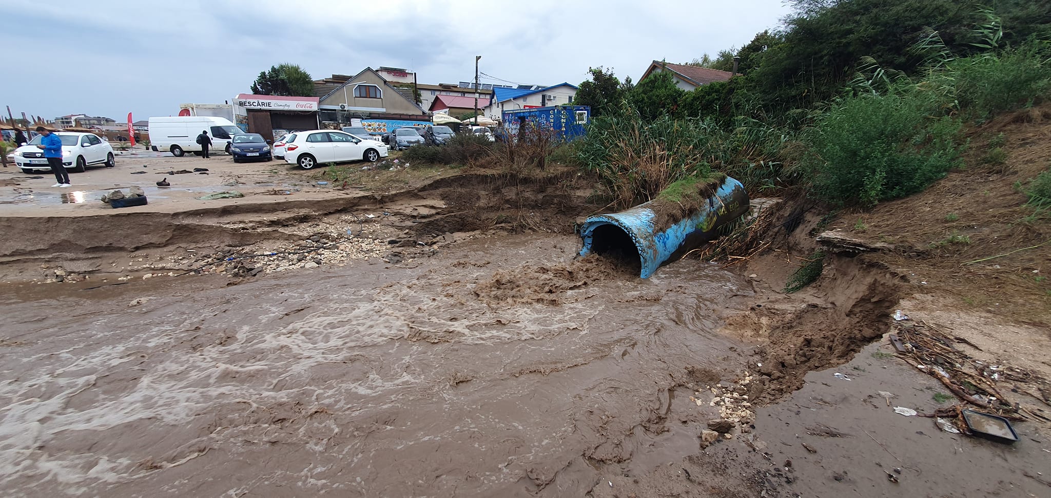 Urmările ploilor puternice de pe litoral. La Mangalia au căzut 200 l/mp. Maşini luate de apă, inundaţii în mai multe staţiuni: dezastru la Venus şi Vama Veche | FOTO