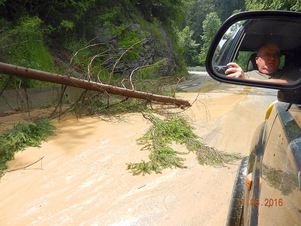 «Transalpina Banatului», amenințată de viituri! Localnicii au sunat la 112