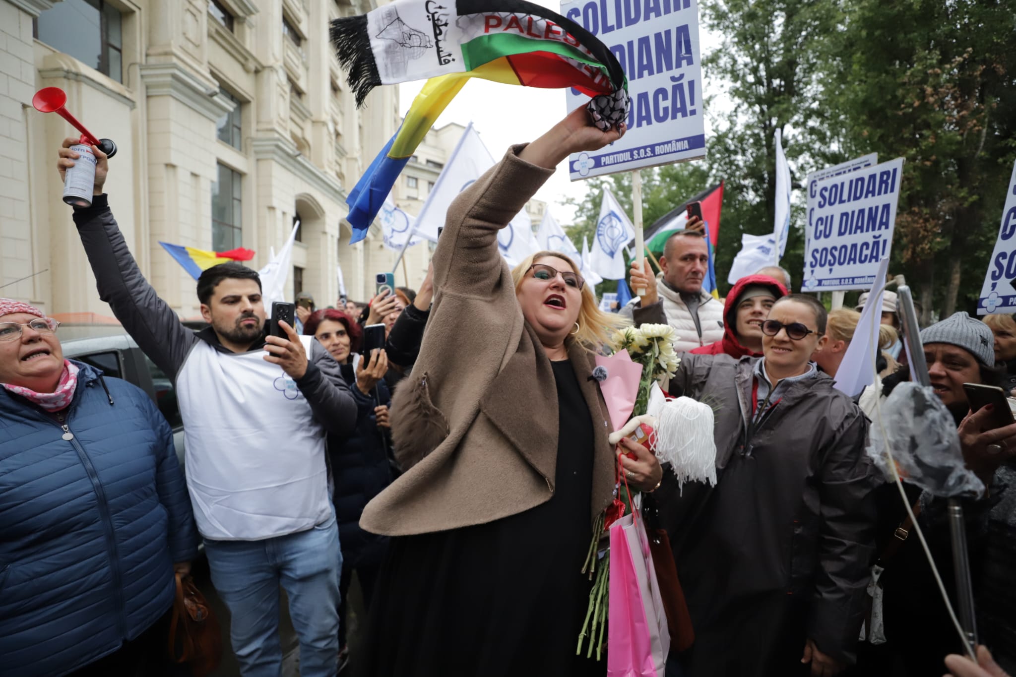 Diana Șoșoacă, baie de mulțime la Parchetul General: „Va veni momentul în care eu voi fi președintele României”
