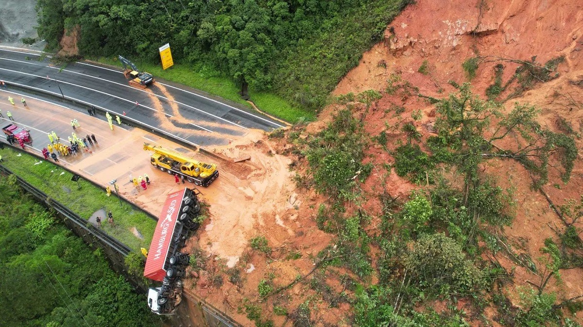 Un șofer de TIR s-a filmat îngrozit în cabina camionului îngropat sub tone de piatră și noroi, pe o autostradă din Brazilia