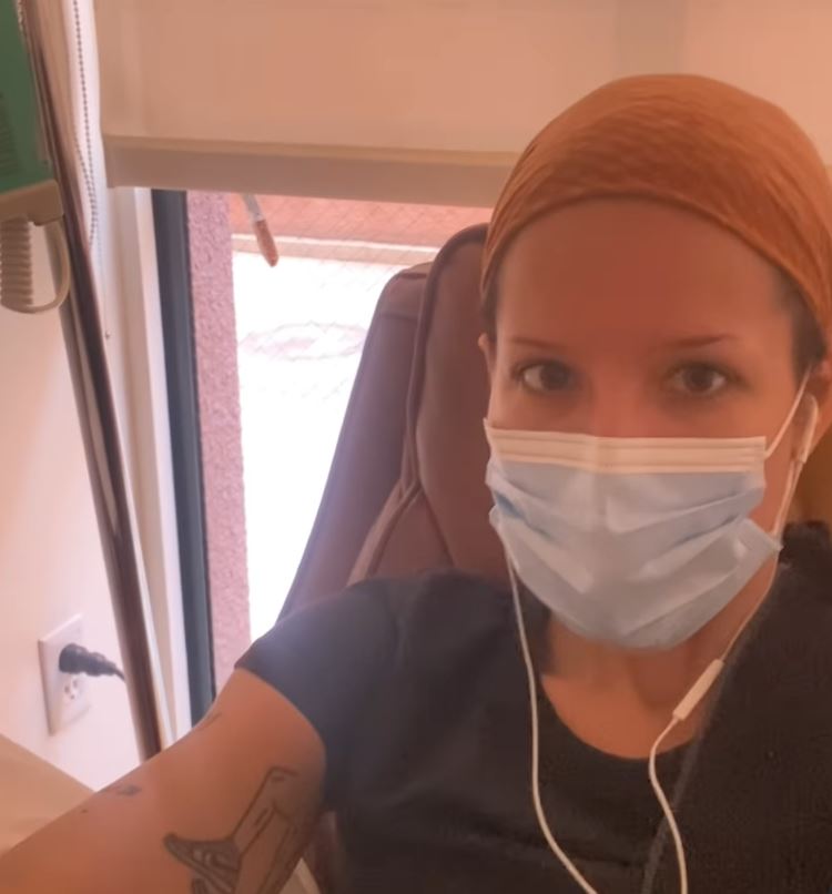 Halsey, diagnosticată cu două boli grave: „Sunt norocoasă că sunt în viață”. Artista s-a filmat în timpul tratamentului