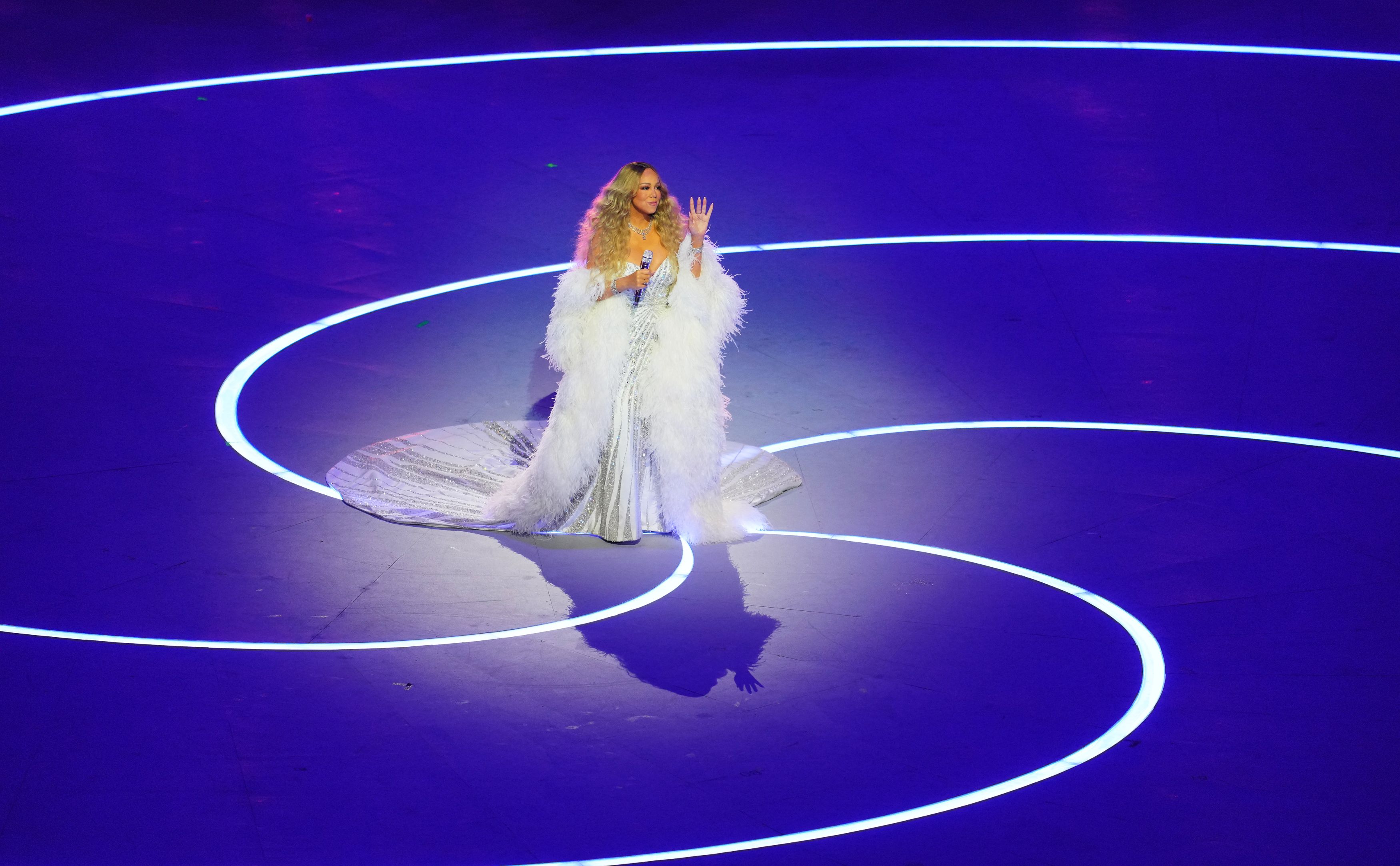 Cum a apărut Mariah Carey la ceremonia de deschidere a Jocurilor Olimpice de Iarnă 2026. Artista a purtat diamante în valoare de 15 milioane de dolari