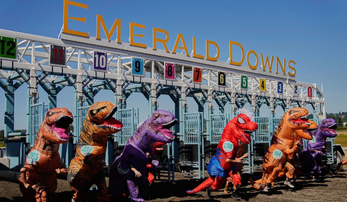 Cum au fugit 300 de dinozauri gonflabili într-o cursă de la Campionatul Mondial T-Rex | VIDEO