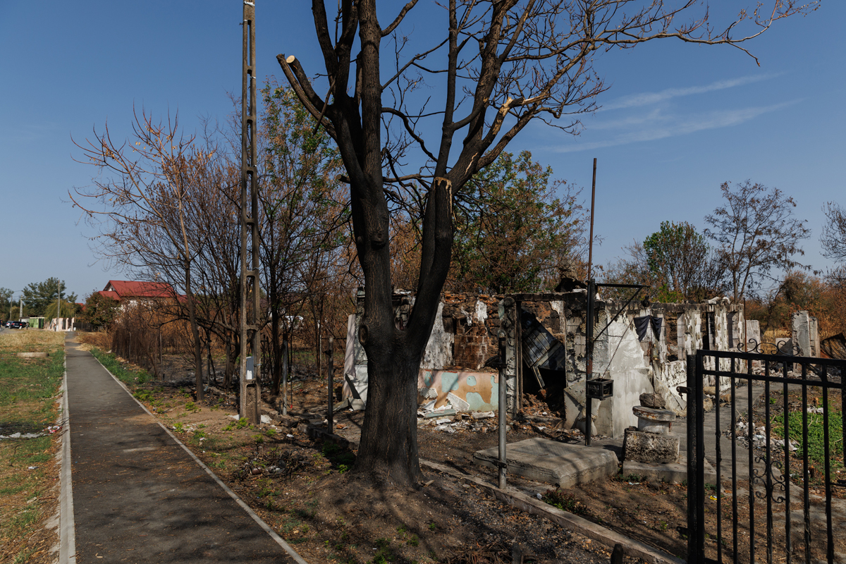 REPORTAJ. Crevedia, o lună după explozii. Și-a plâns caprele care au murit în suferință, iar acum, la 76 de ani, se acomodează cu viața în container: „E ca-n paradis, nu cade tavanul pe mine!”