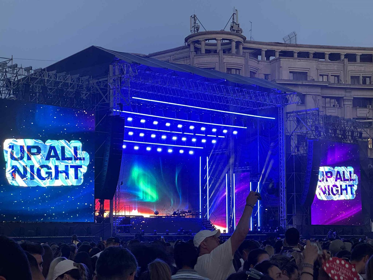 Adelina Pestrițu, criticată după ce a publicat o fotografie alături de Jennifer Lopez: „E fake…ai făcut poza asta cu inteligența artificială”. Răspunsul ei