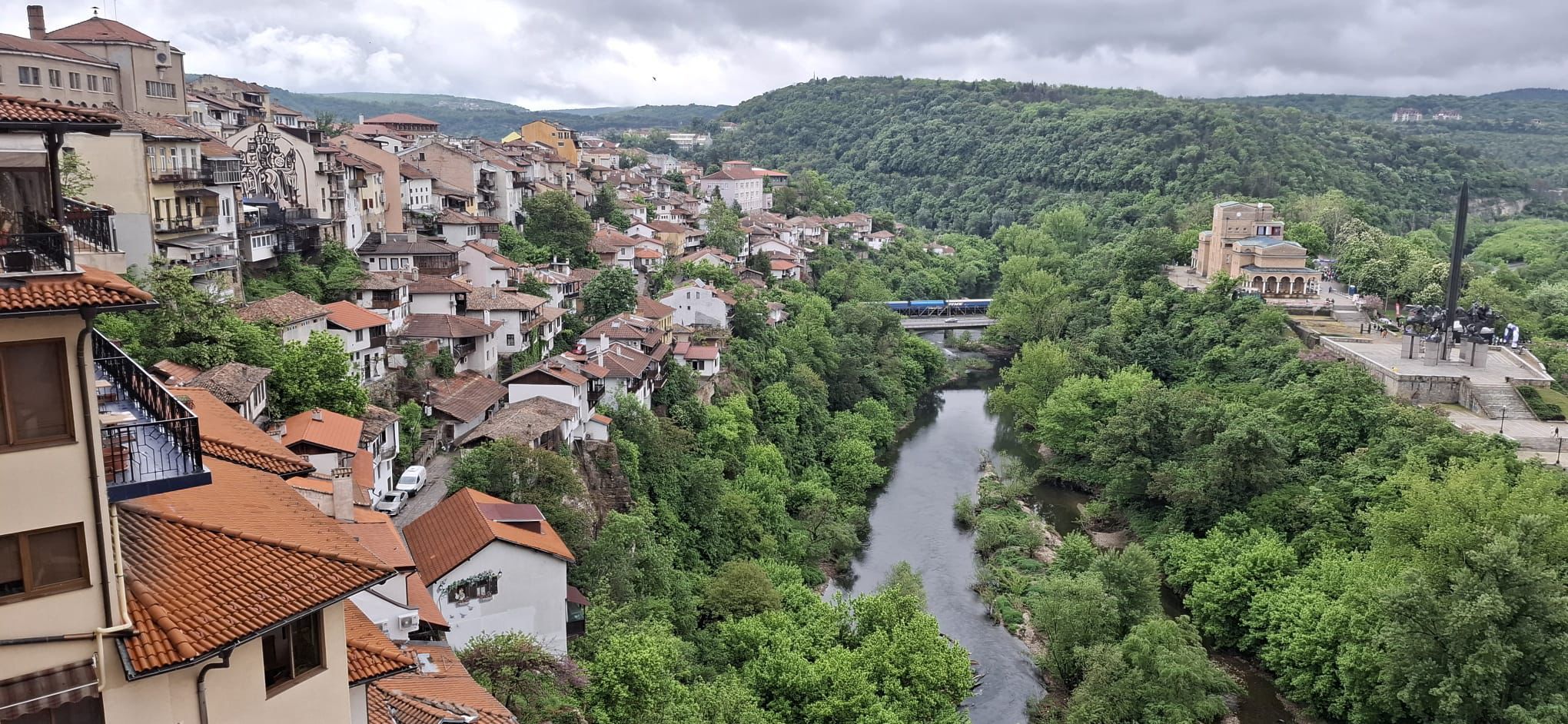 Sute de români au venit să-l vadă pe Jonas Vingegaard la Veliko Tarnovo. Cine a câștigat etapa a doua din Bulgaria, după căzătura masivă din final