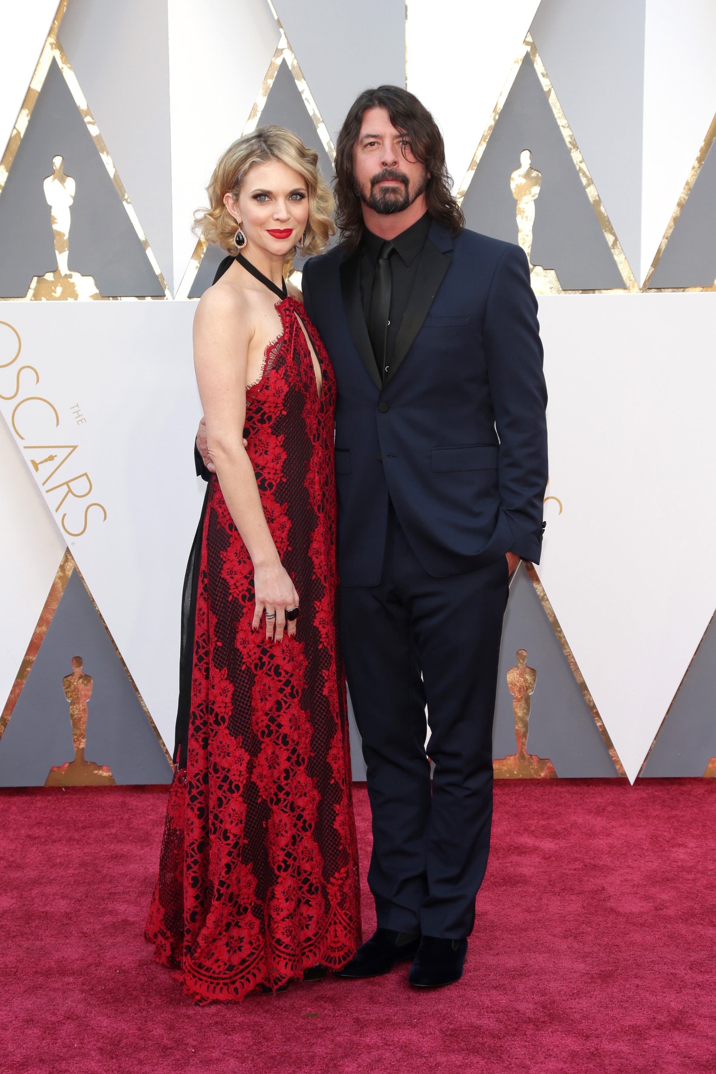 Dave Grohl și-a înșelat soția și recunoaște că are un copil în afara căsniciei: „Fac tot ce pot pentru a recâștiga încrederea”