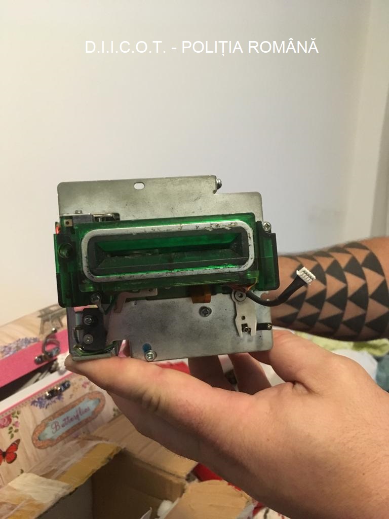 Jandarm agresat în județul Argeș, în timpul unor descinderi la o grupare de skimmeri
