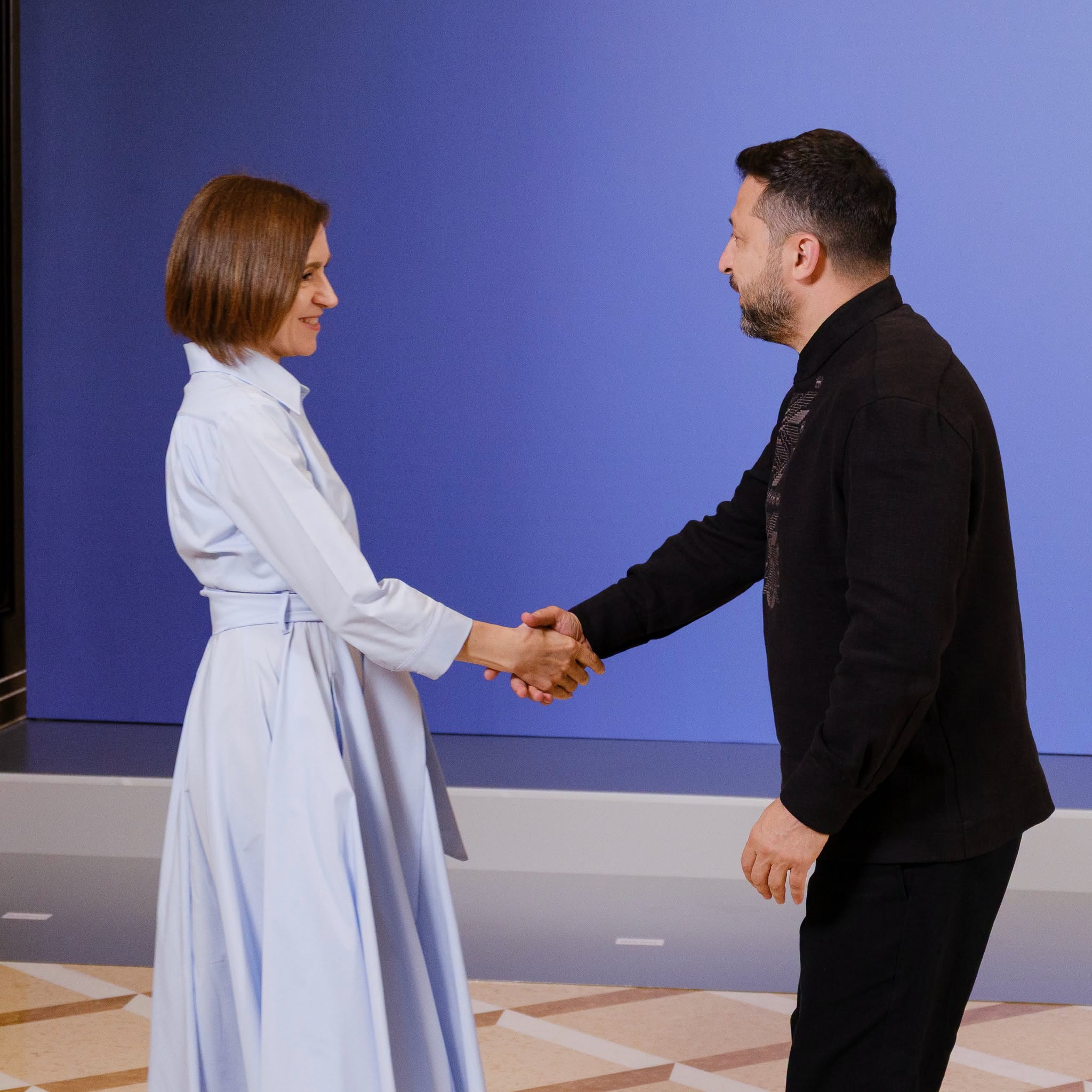 Cum a apărut Mirabela Grădinaru la Kiev, la întâlnirea cu Olena Zelenska. Cât costă rochia purtată de partenera lui Nicușor Dan