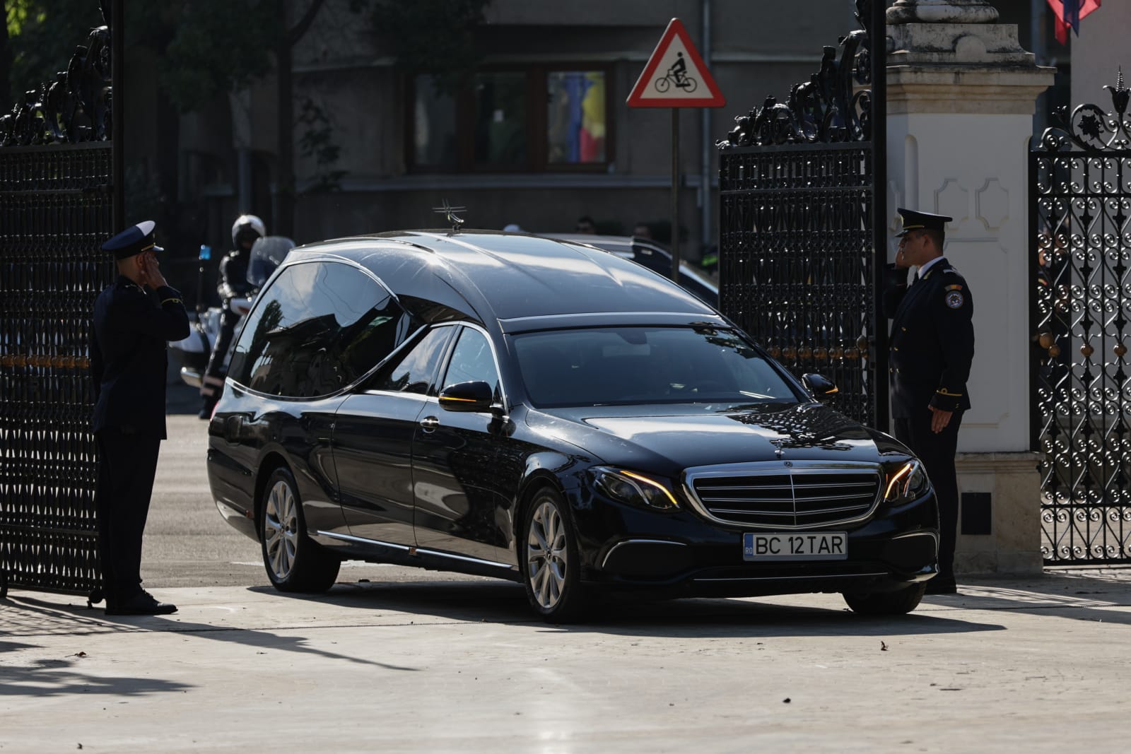 Funeralii de stat pentru Ion Iliescu. Ultimele omagii aduse în fața sicriului fostului președinte, în Sala Unirii, la Palatul Cotroceni