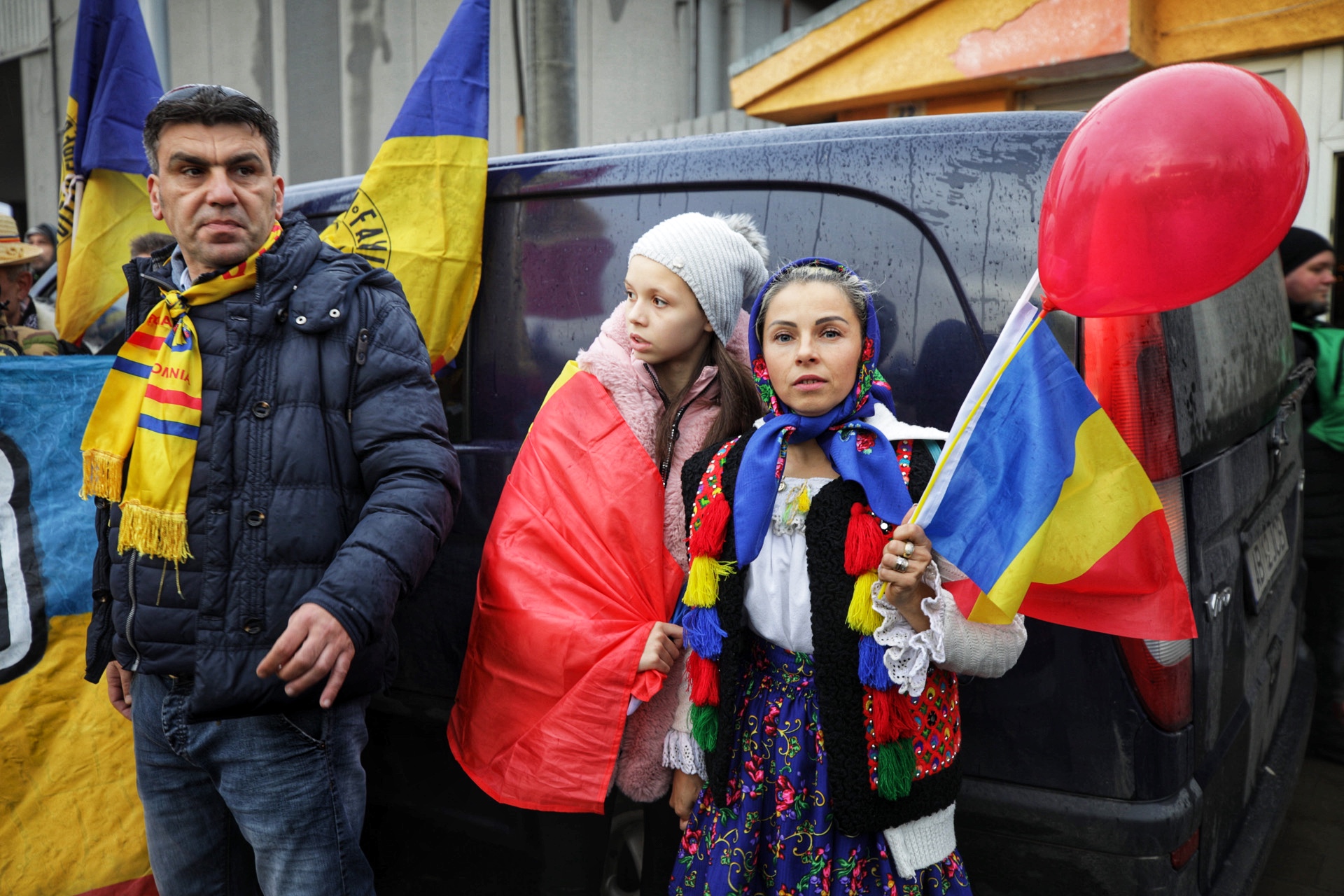REPORTAJ. Am petrecut 24 de ore cu simpatizanții AUR care s-au urcat în „trenul Unirii”. Ce îi unește în cuget și-n simțiri pe susținătorii lui George Simion