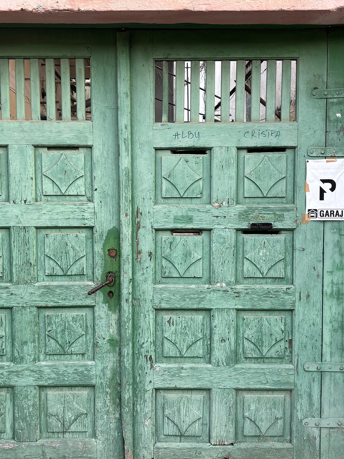 Sibiul văzut de la înălțimea acoperișurilor: aerisirile-ochi, țiglele-solz și peștii fără gravitație ai lui Câlția