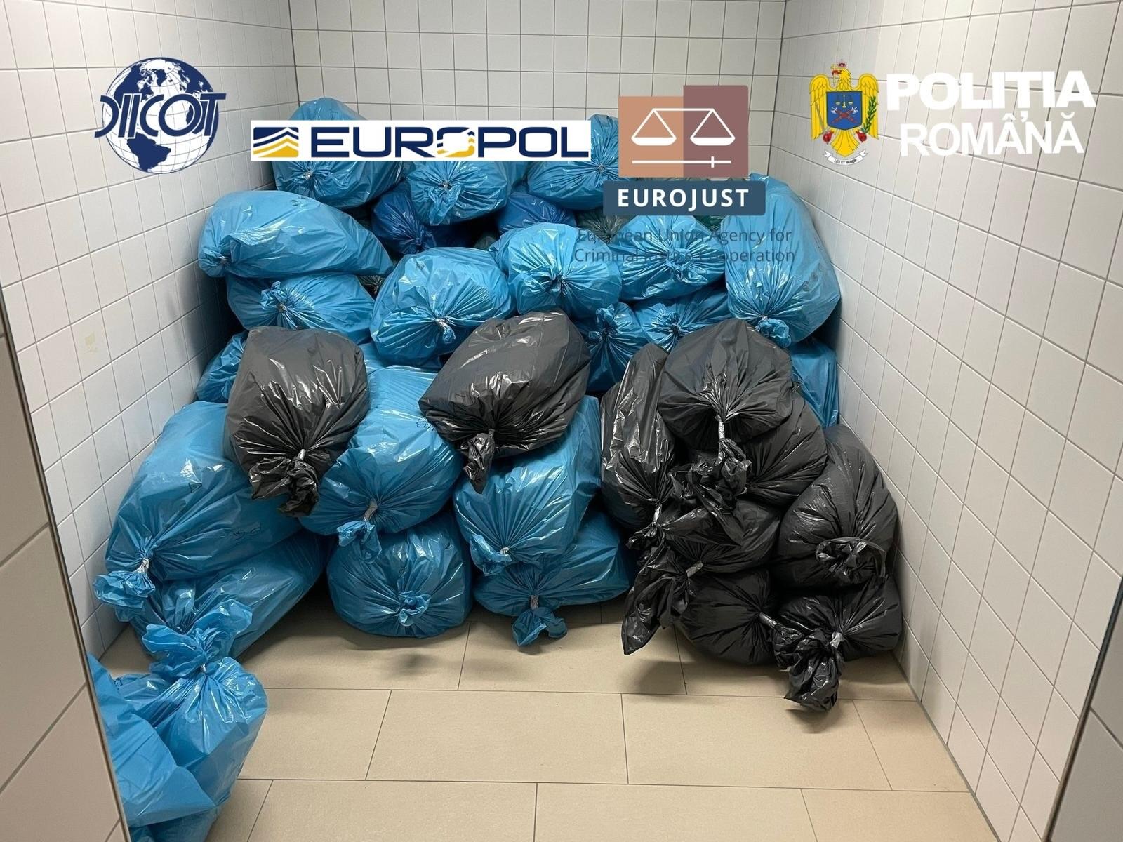 Șoferi români de TIR au transportat 1,7 tone de droguri în Europa, pentru traficanți albanezi, în compartimente secrete