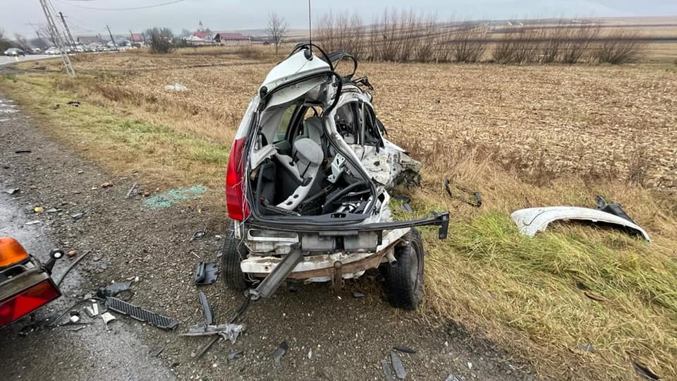 Citroen C3 complet deformat de impactul cu un TIR, în Suceava. Șoferița de 69 de ani a murit pe loc
