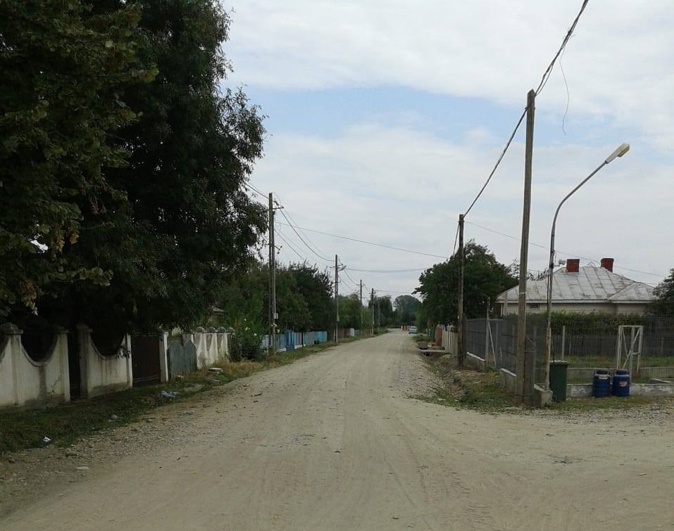 REPORTAJ/ Un primar din Vrancea a tăiat banii de serbări câmpenești ca să asfalteze ulițele. “Petrecerile se duc, dar asfaltul rămâne”