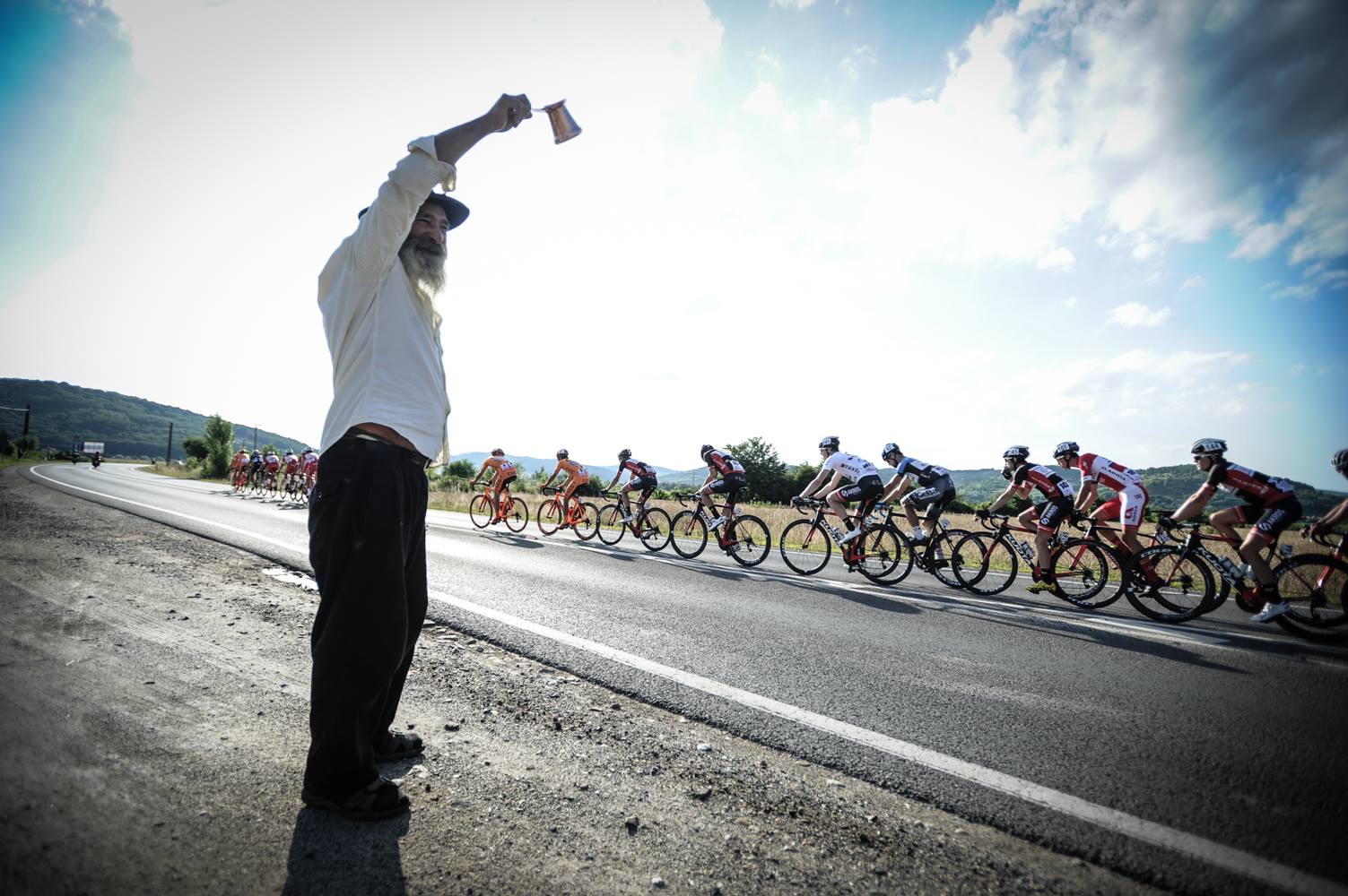 Columbianul Egan Bernal Gomez a câștigat Turul Sibiului. Eduard Grosu, învingător în ultima etapă. Accident cu un antemergător
