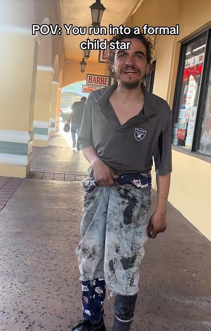 Un actor celebru a ajuns să locuiască pe străzi. Imagini cu fostul star ajuns la mila oamenilor