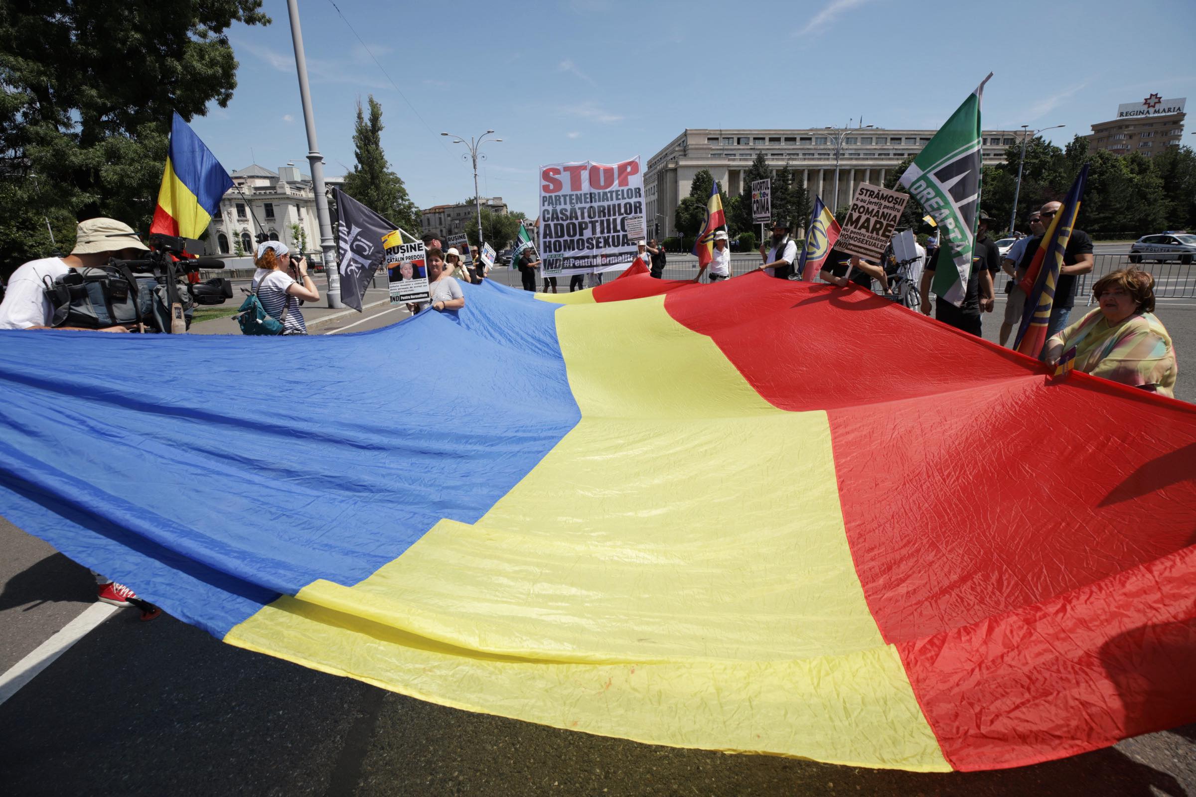 Aproape 25.000 de oameni au participat la Bucharest Pride, la câteva ore după ce 150 de persoane au luat parte la „Marșul normalității”