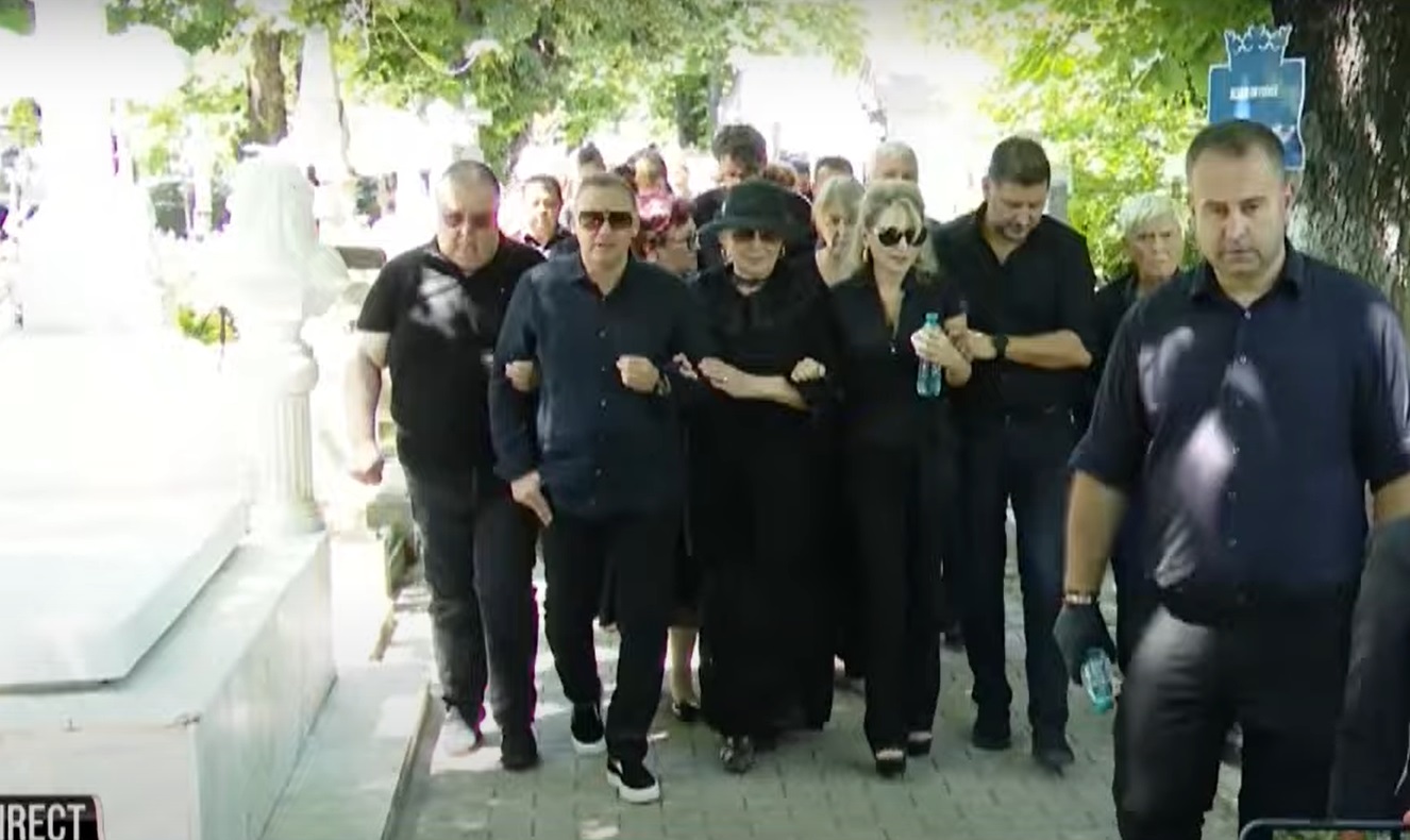 Imagini de la înmormântarea lui Ion Cernea. Susținută de copiii Ciprian și Irinuca, Irina Loghin și-a condus soțul pe ultimul drum cu onoruri militare