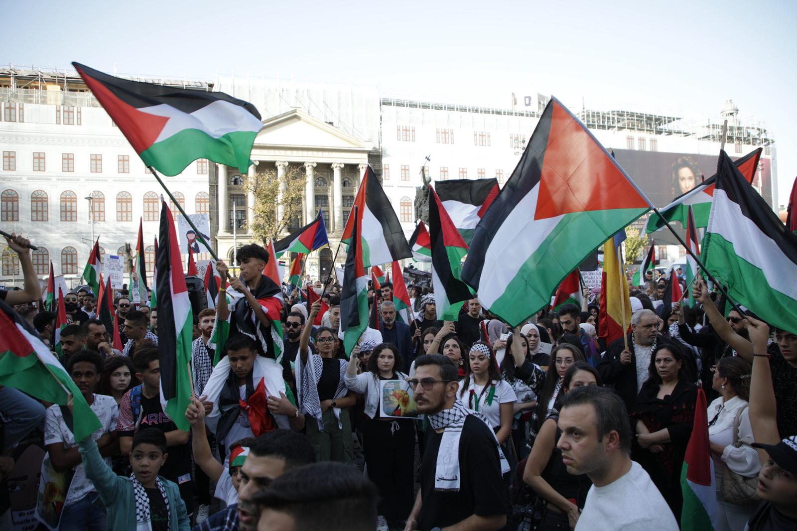 „Suntem aici pentru civili, nu pentru Hamas!” Protest pro Palestina în București. Astfel de manifestații au fost interzise în alte țări din Europa