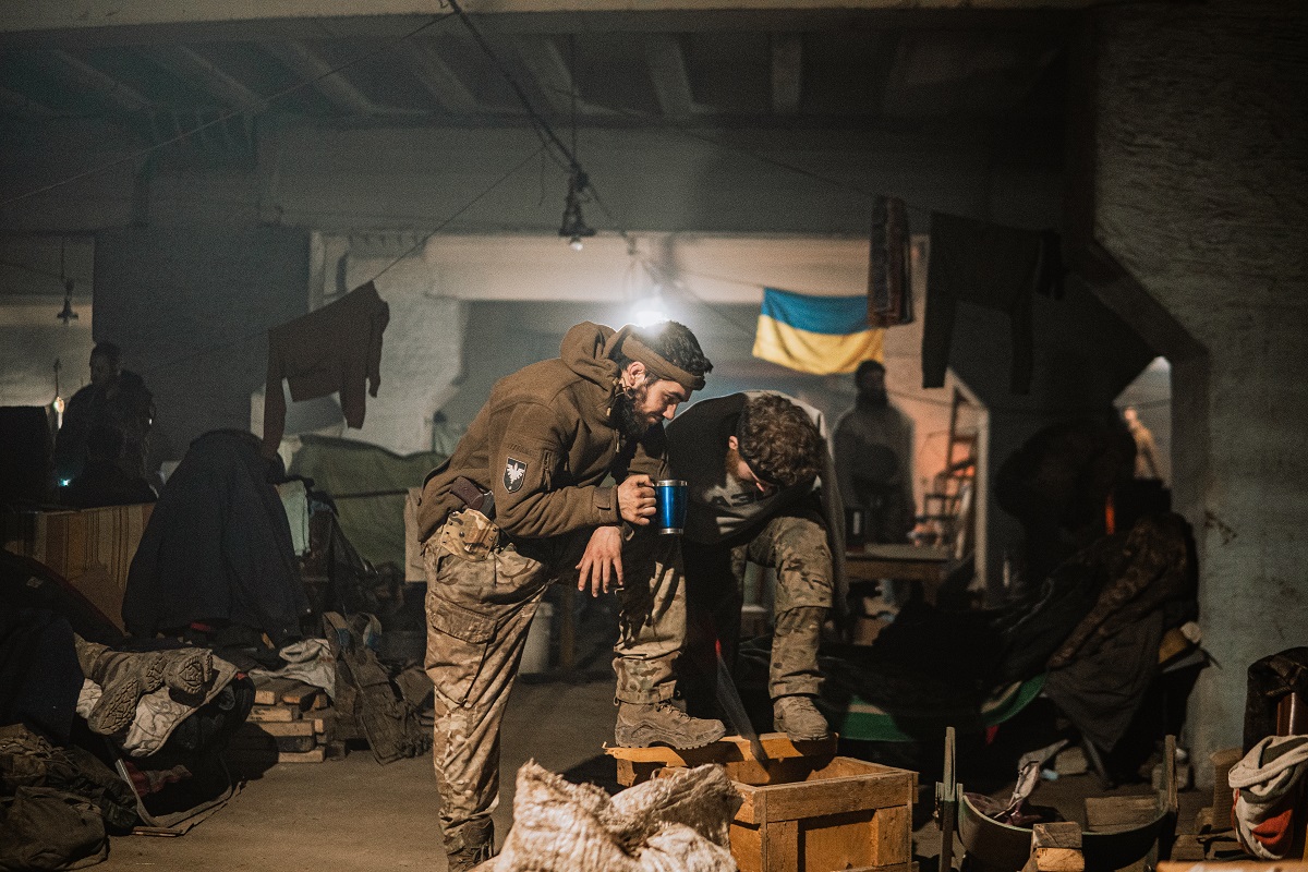 „Locul morții și al vieții mele”. Imagini portret făcute în uzina Azovstal de un soldat ucrainean înainte de a se preda rușilor