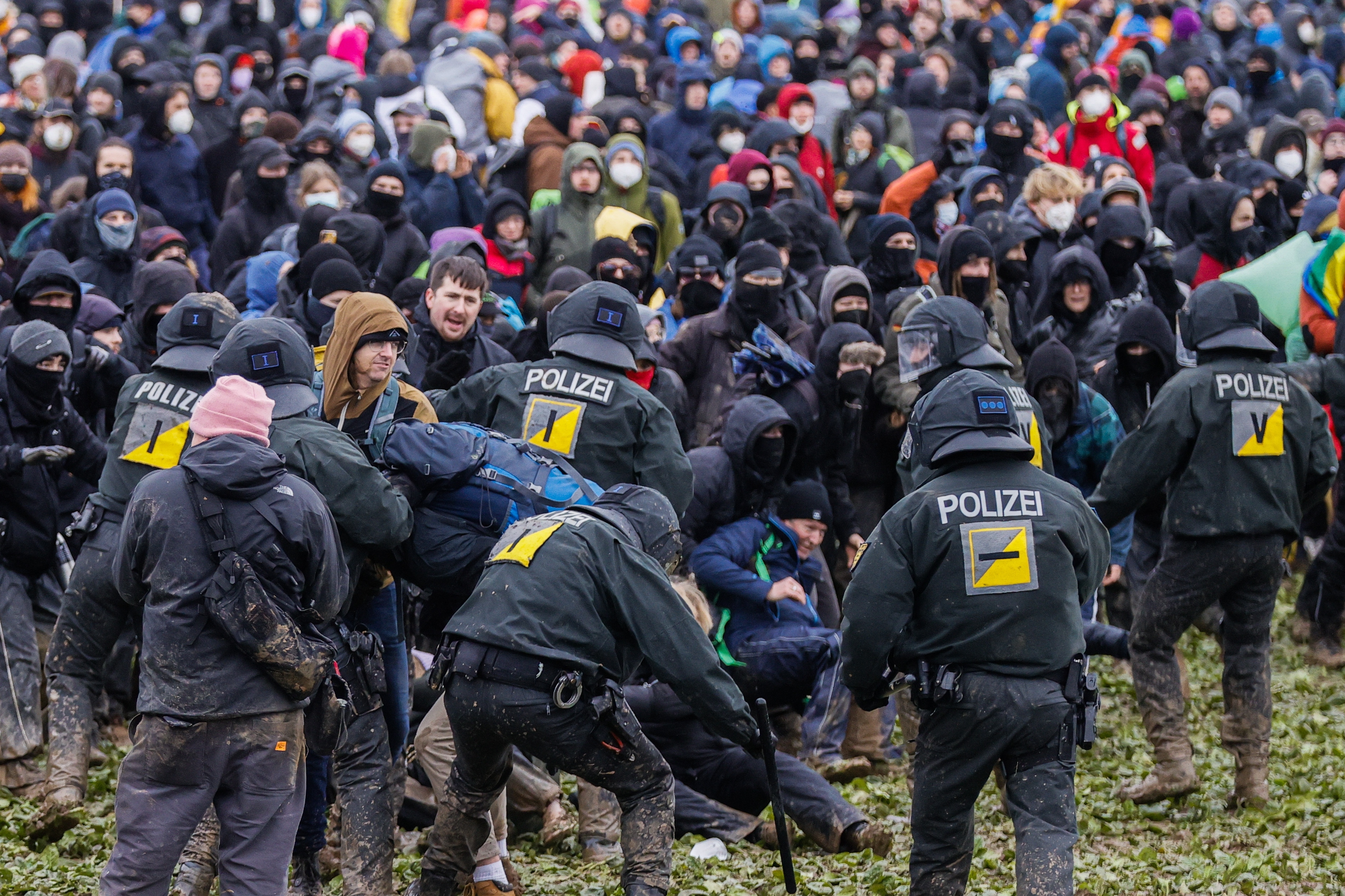 Zeci de răniți după confruntările dintre activiștii climatici conduși de Greta Thunberg și poliție, în Germania