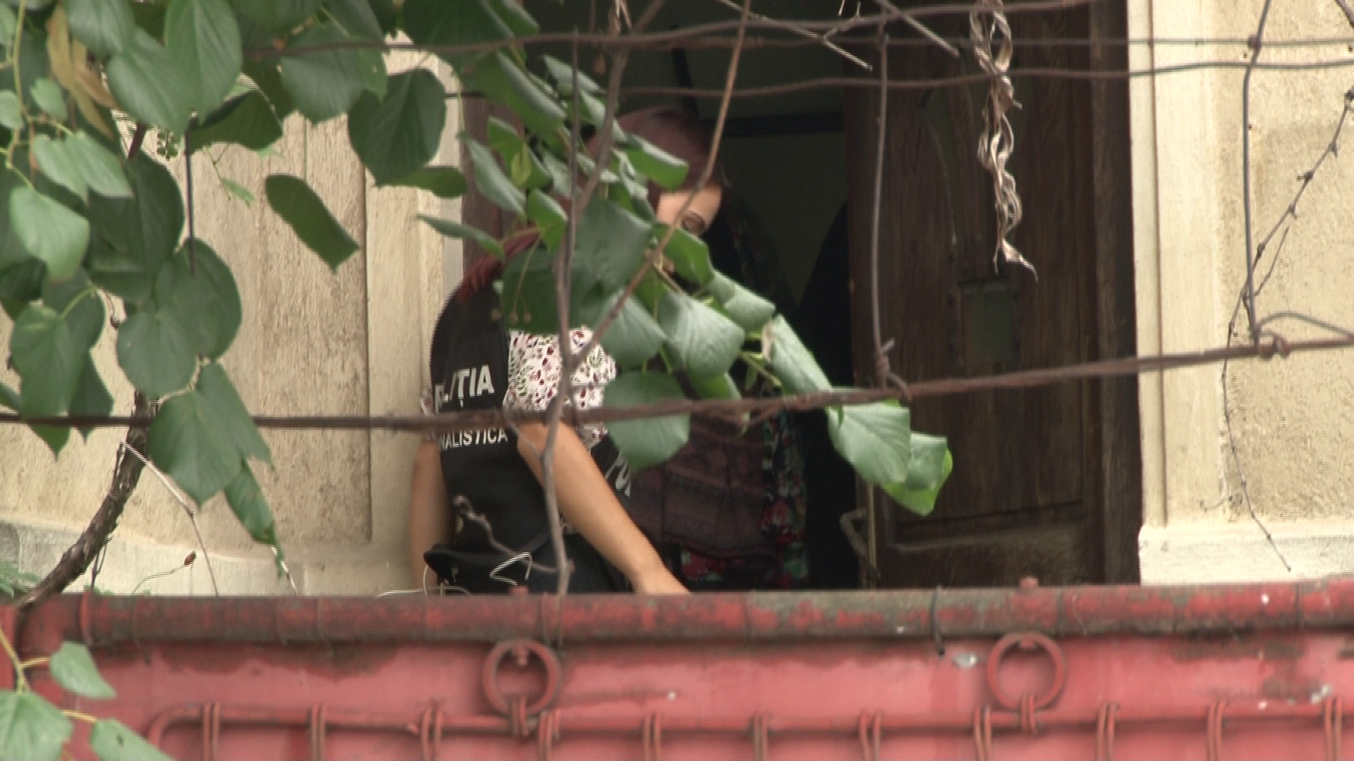 FOTO/ Un hoţ care a vrut să fure dintr-o casă din Ploiești a dat peste cadavrul unei femei moarte de un an. Lângă ea era cadavrul câinelui care o păzise