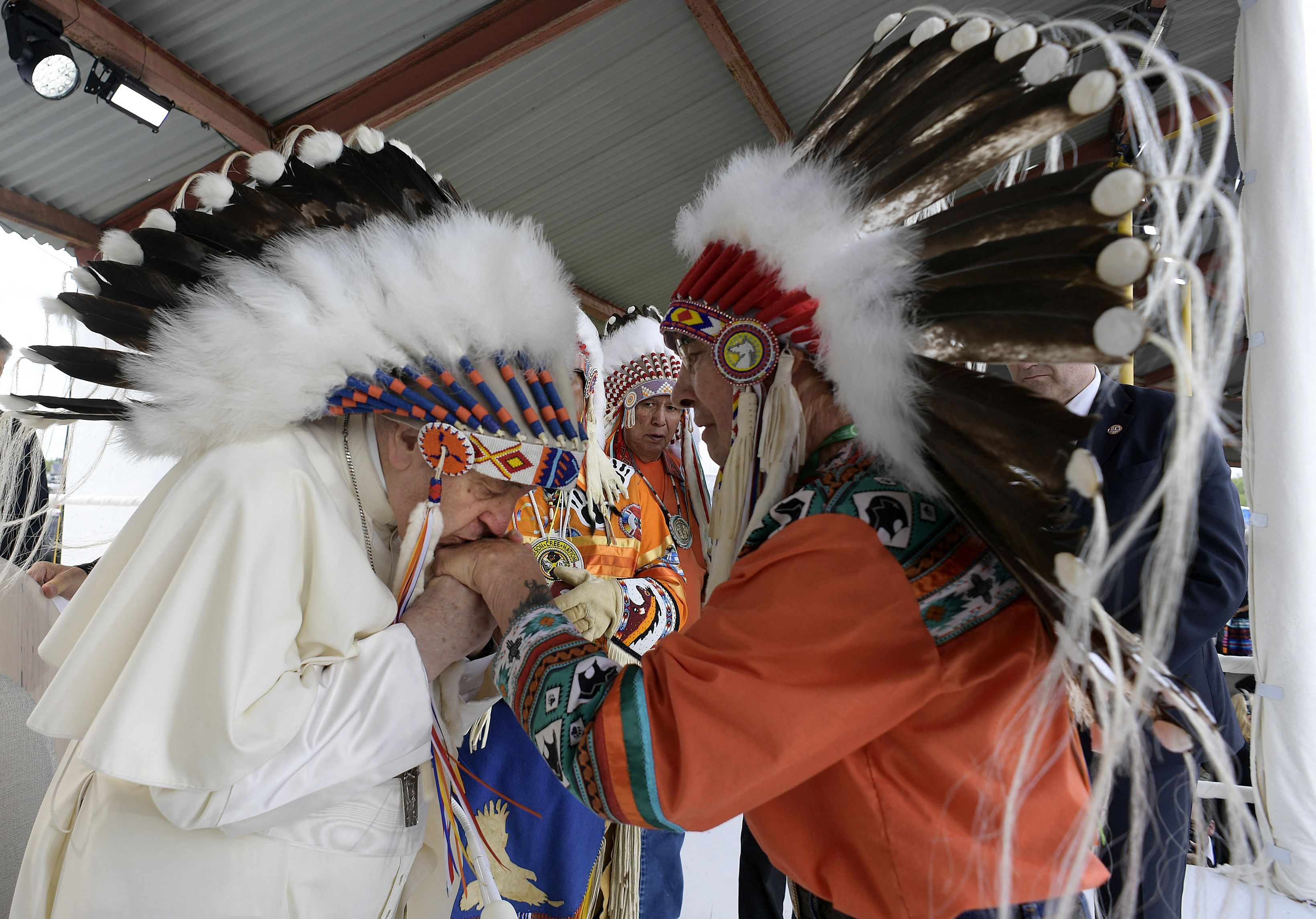 IMAGINEA ZILEI. Papa Francisc, cu o coroană de pene în cap, cere iertare pentru abuzurile comise contra copiilor indigeni din Canada
