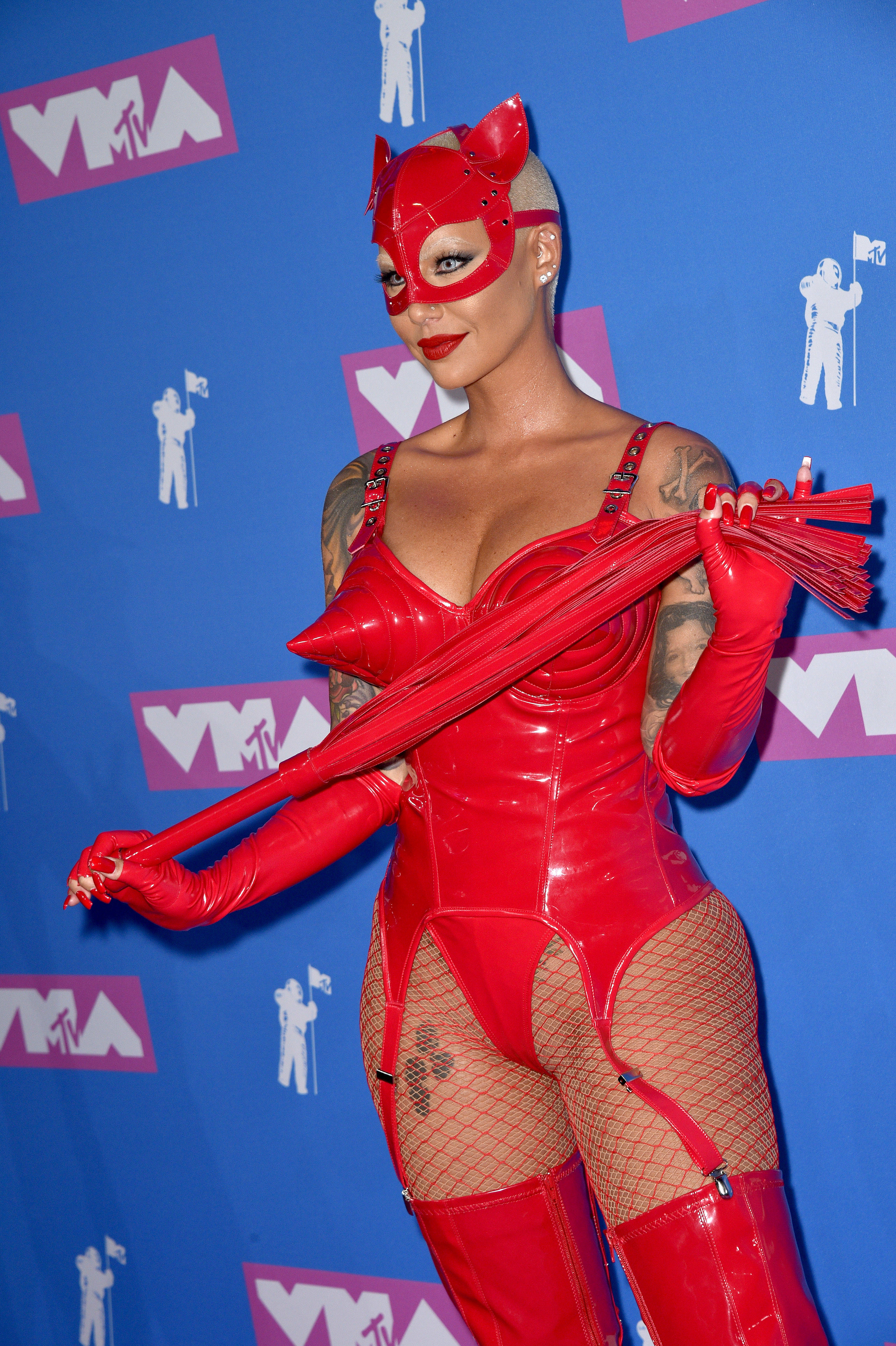 FOTO | Au mers aproape dezbrăcate. Ținutele îndrăznețe ale vedetelor la Gala VMA