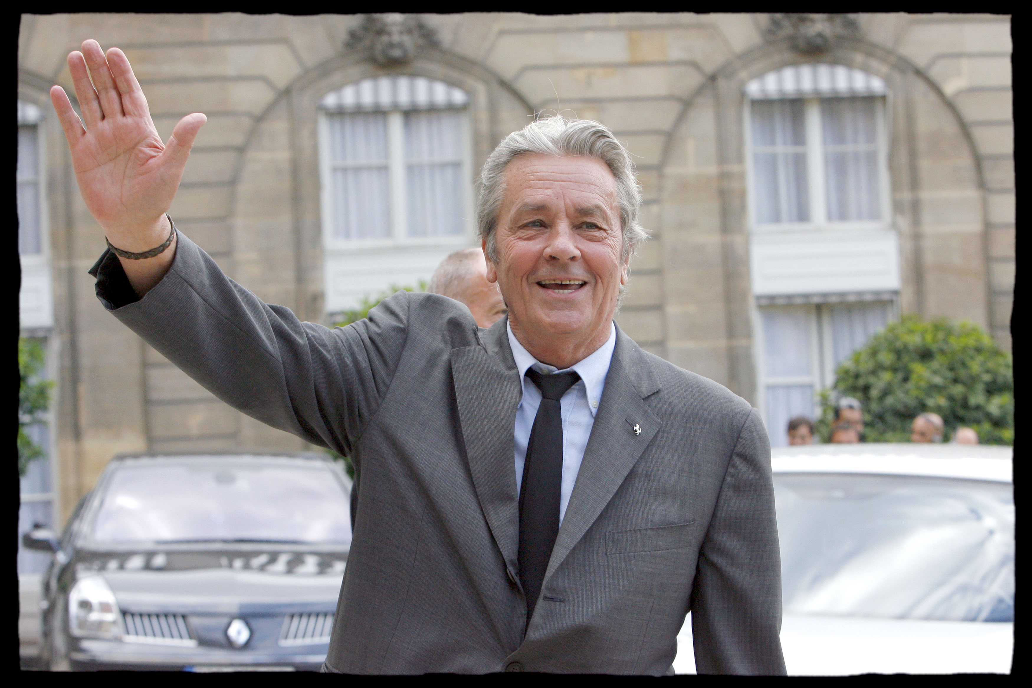 Când și unde va fi înmormântat Alain Delon. Actorul a cerut să fie lângă câinii săi