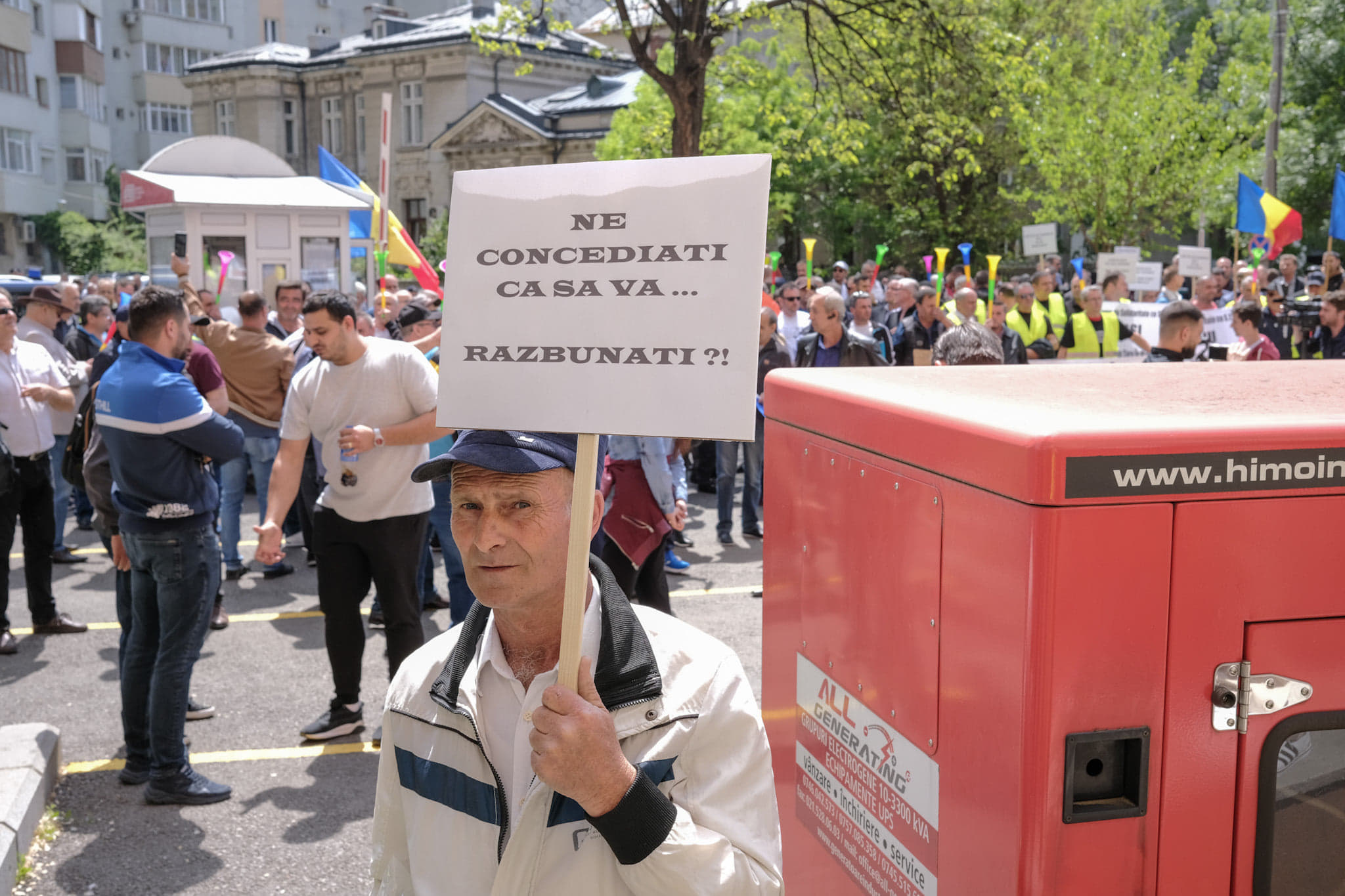Protest STB, în București: „Ați distrus familiile noastre pentru interesele voastre”. George Simion, președintele AUR, prezent la miting