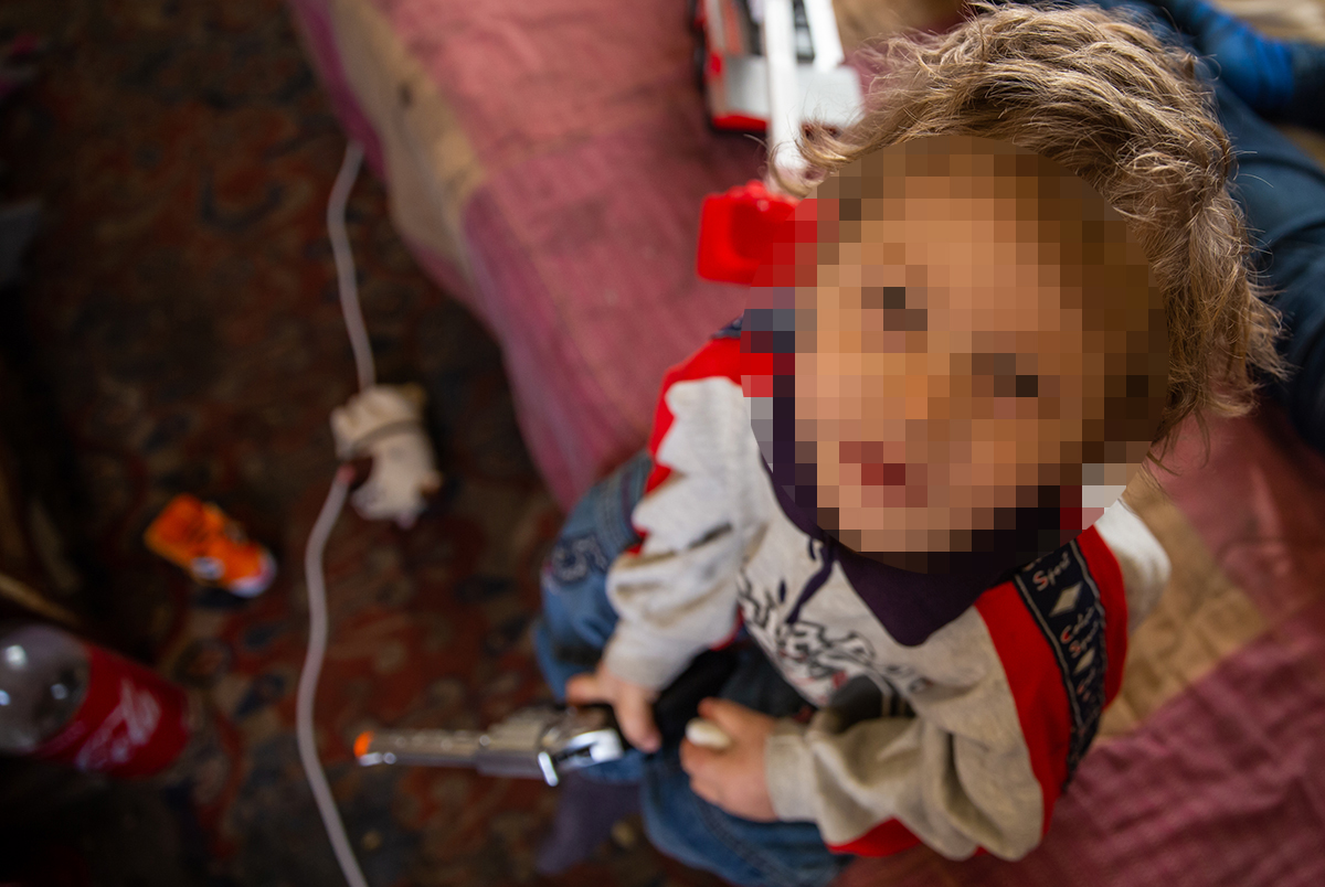 Ce ascundea cazul „emoționant” al unui tată fără un picior care „se chinuia să-și crească cei șase copii”. Își viola fata cea mare, iar casa donată de Gigi Becali a ajuns o ruină