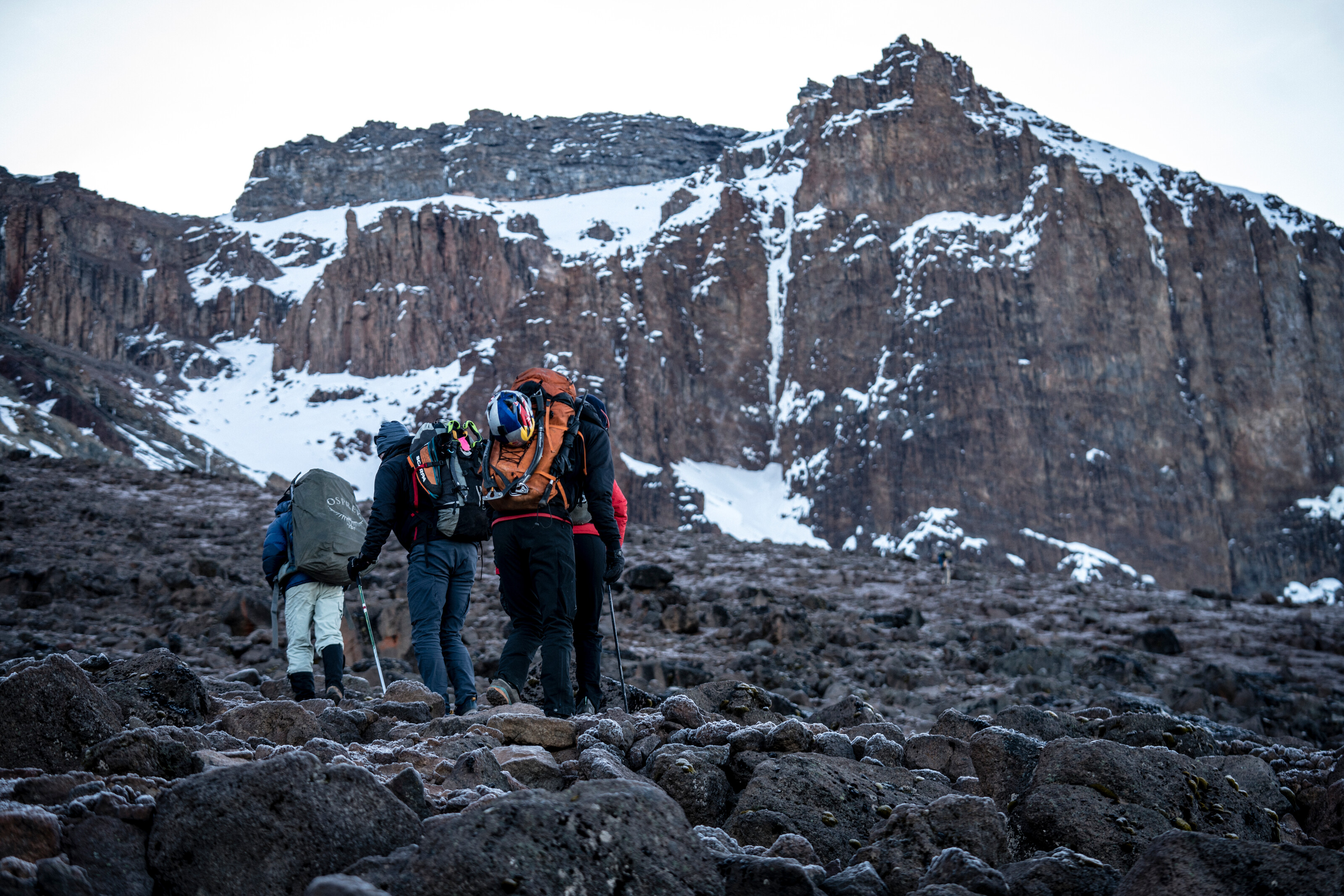 Alpinistul Will Gadd, ultimul om care urcă pe un celebru traseu montan, printre ghețarii care se topesc pe Kilimanjaro. Imagini spectaculoase