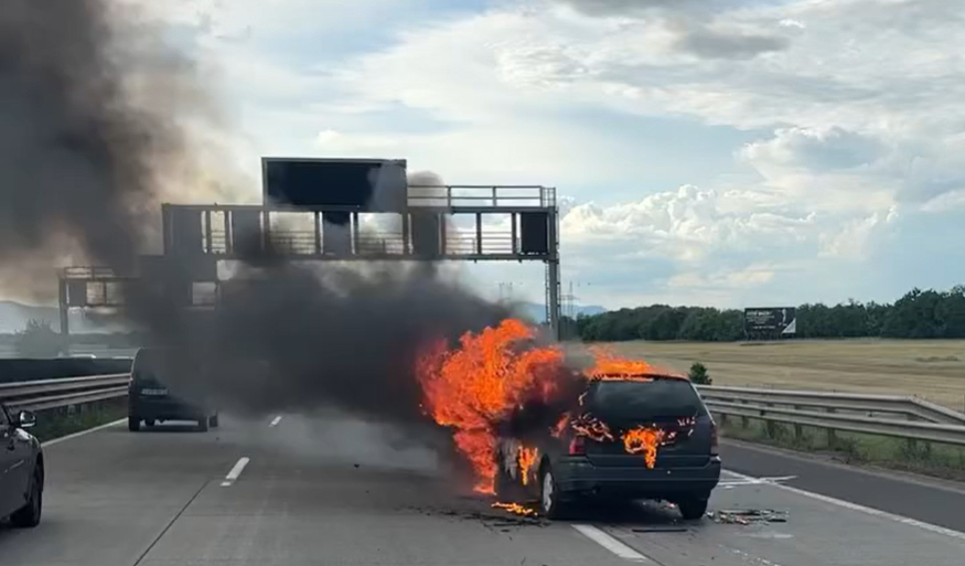 Menet közben kapott lángra egy autó az M0-áson – videó