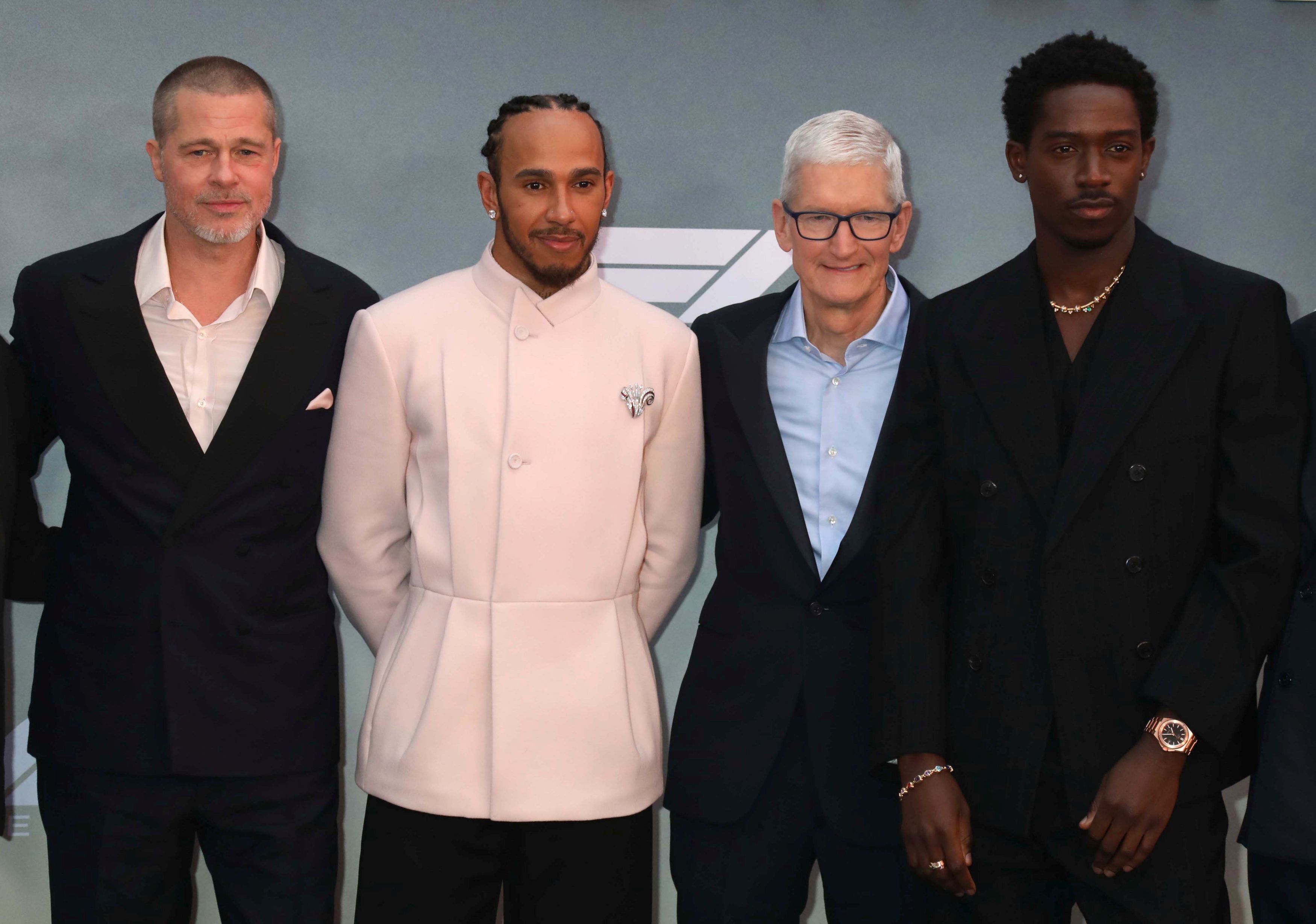Filmul la care Brad Pitt a lucrat cu Lewis Hamilton ajunge în România. De când poate fi văzut la cinema „F1: The Movie”