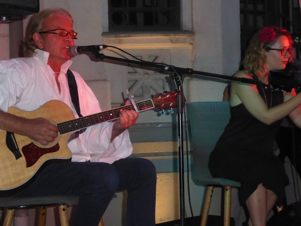 EXCLUSIV | Ducu Bertzi ține concerte cu medicul lângă el. Îi supraveghează sănătatea, dar și prestația