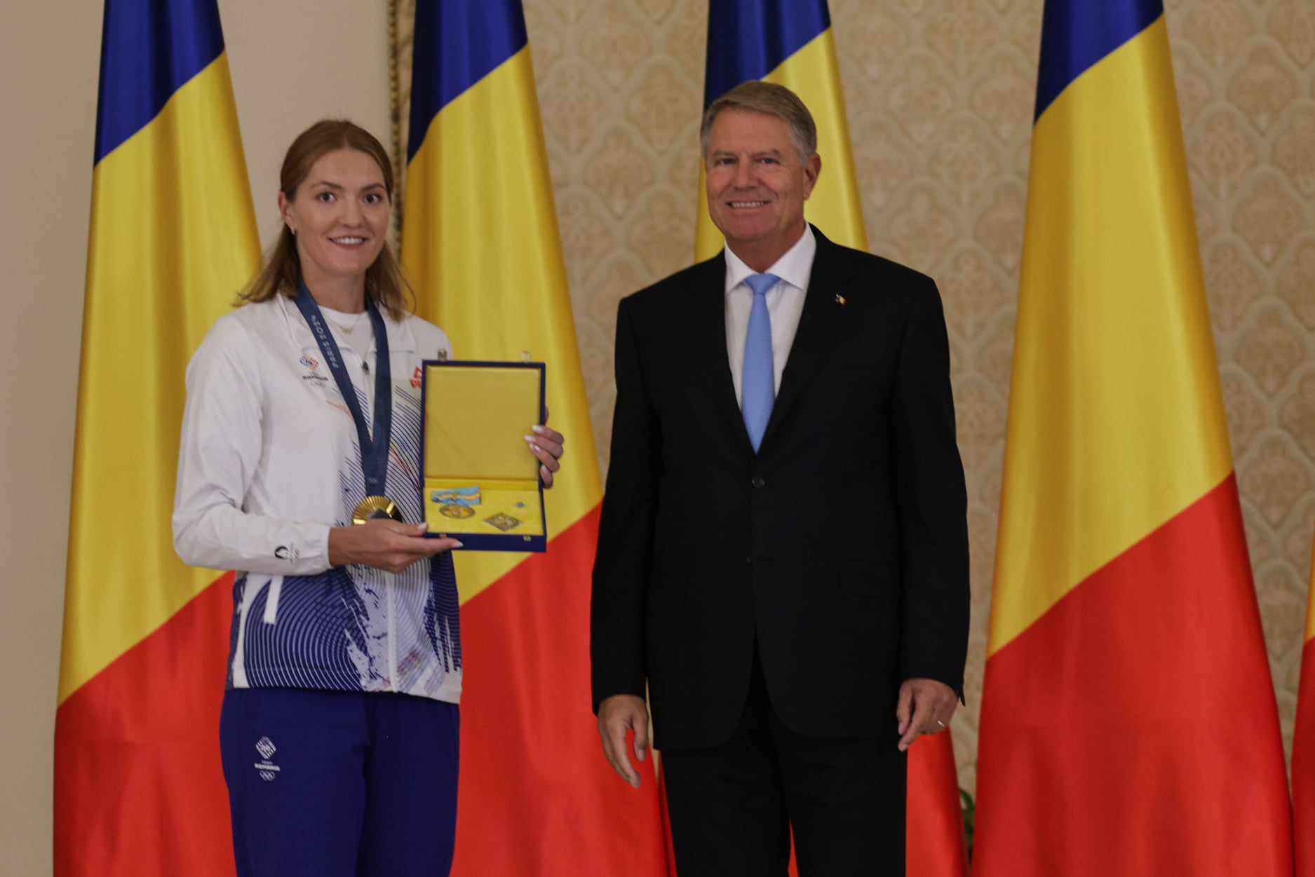 Gafă a președintelui Iohannis la decorarea medaliaţilor de la JO Paris. A spus „comemorarea”, în loc de „ceremonia” | VIDEO